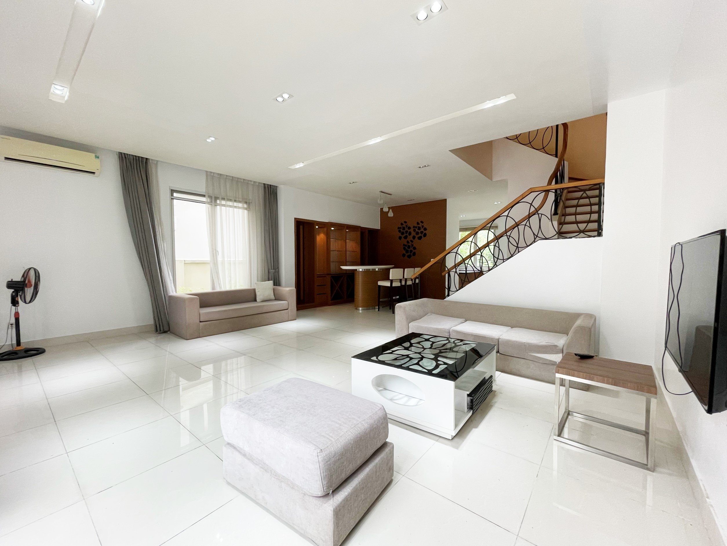 A brand new villa for rent on Hoa Sua Street in Vinhomes Riverside Long Bien 2