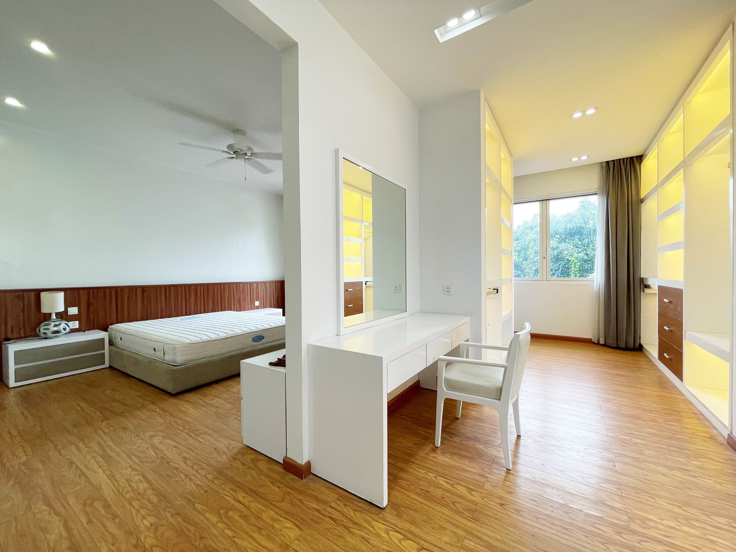 A brand new villa for rent on Hoa Sua Street in Vinhomes Riverside Long Bien 8