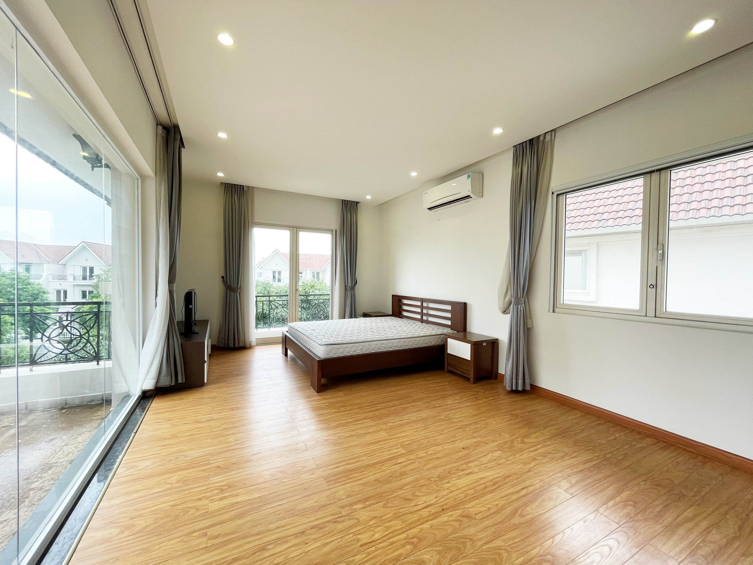 A brand new villa for rent on Hoa Sua Street in Vinhomes Riverside Long Bien 9