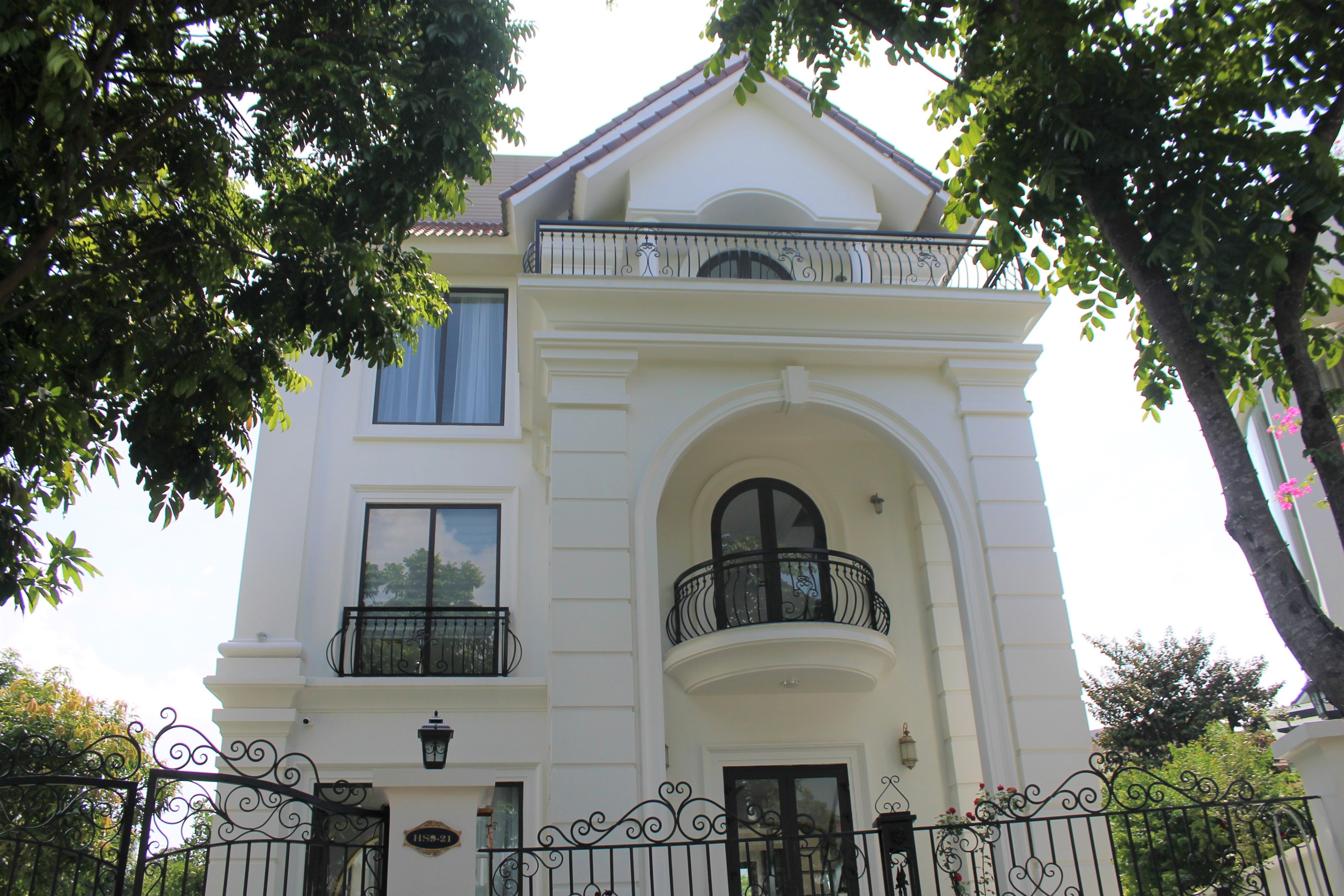 A Bright and Elegant Villa for rent in Vinhomes Riverside 1