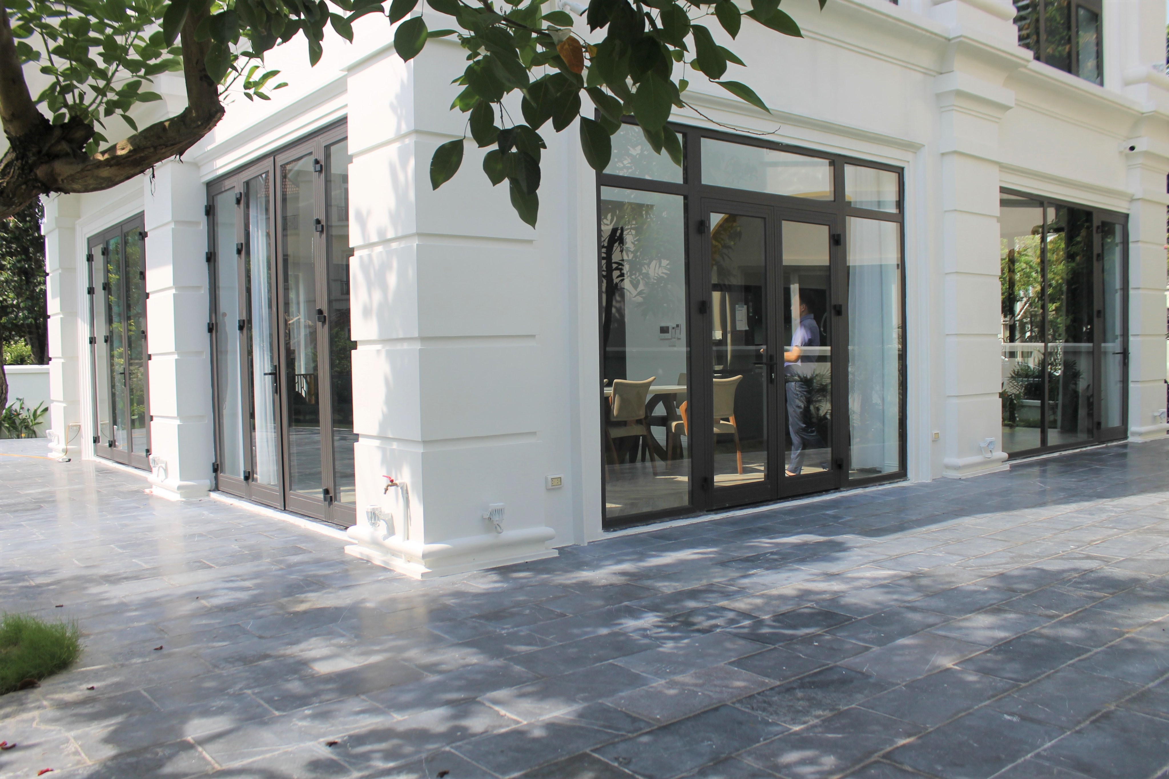 A Bright and Elegant Villa for rent in Vinhomes Riverside 13