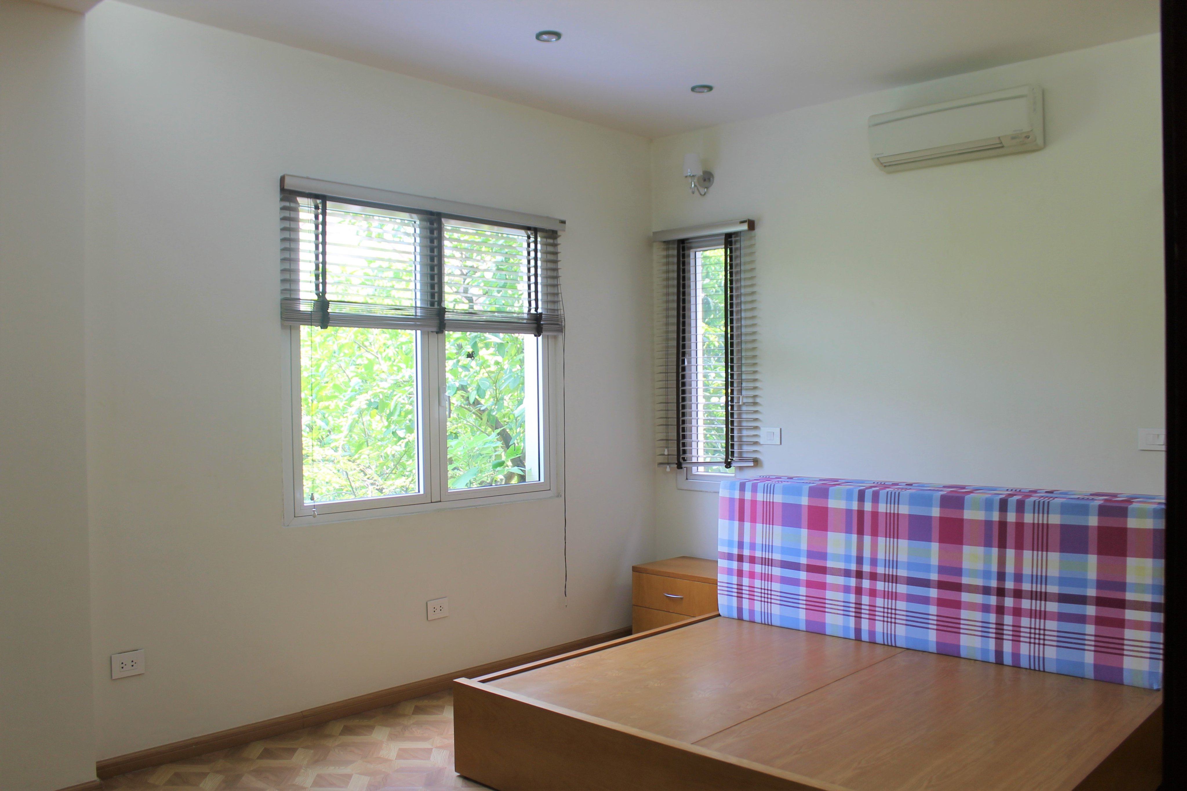 A Villa for rent in Vinhomes Riverside - Best price 6