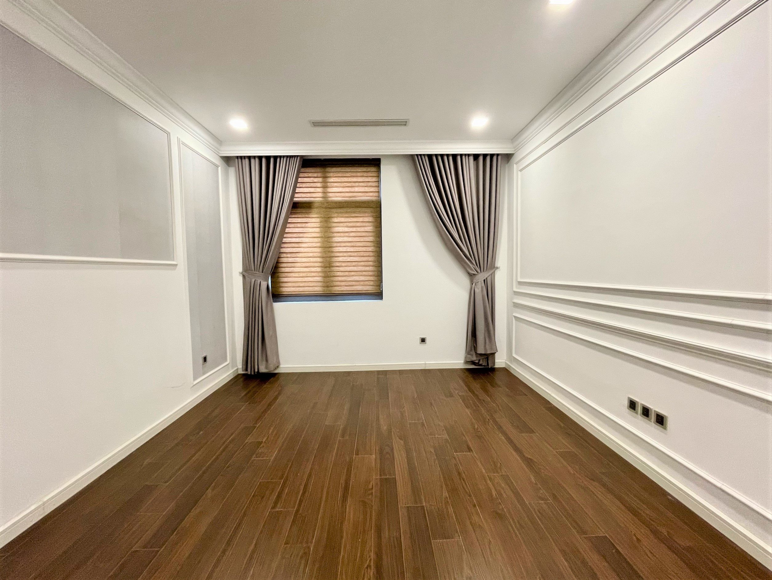 Adjacent villa for rent Near Vinschool Kindergarten at Vinhomes The Harmony 11