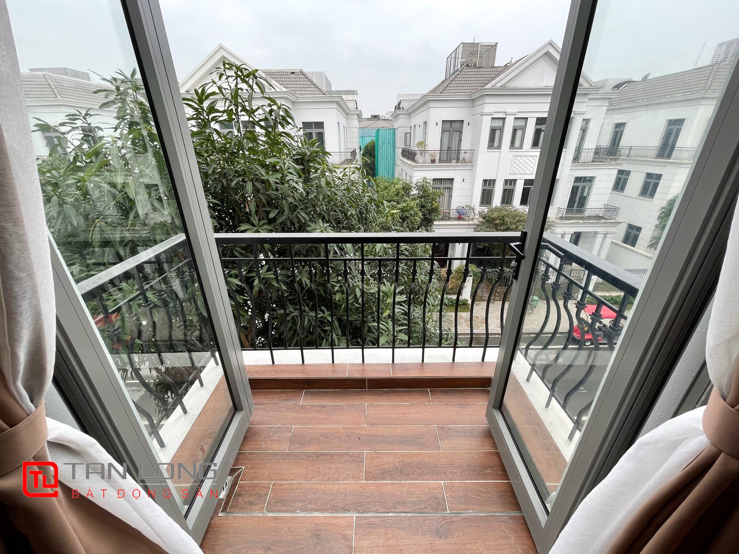 Adjacent Villa for rent with Elevator at Vinhomes The Harmony 12