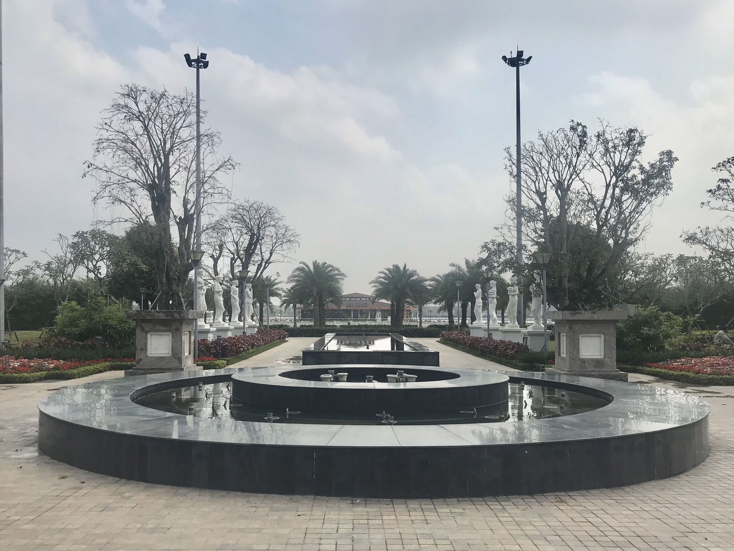 Adjacent villa lake view for rent in Nguyet Que, Vinhomes The Harmony 1