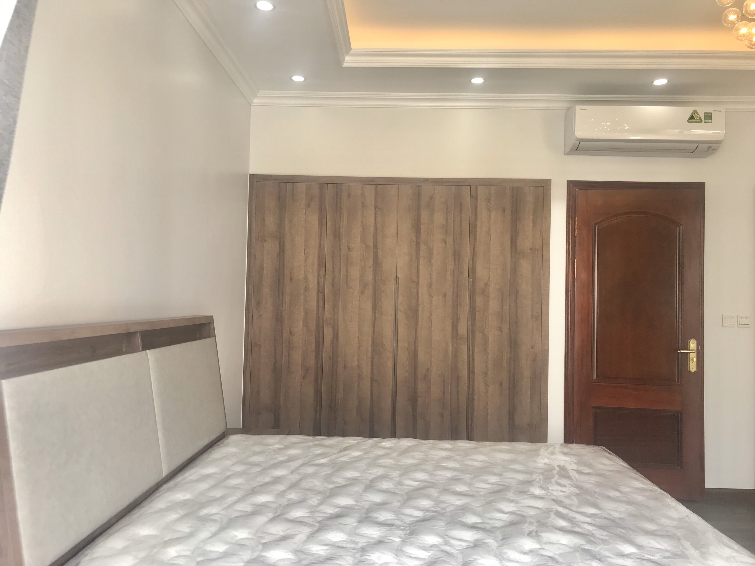 Adjacent villa lake view for rent in Nguyet Que, Vinhomes The Harmony 13