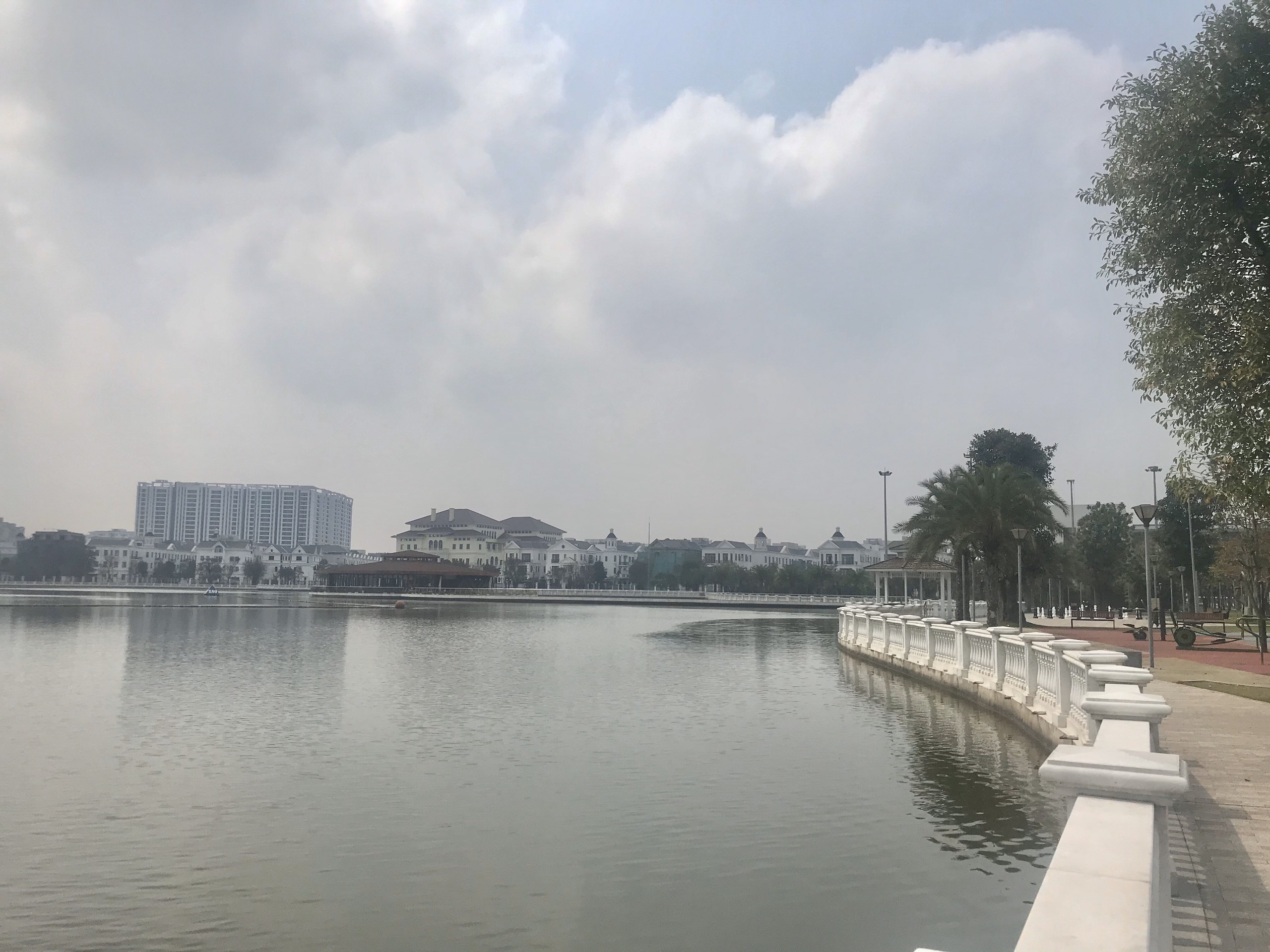 Adjacent villa lake view for rent in Nguyet Que, Vinhomes The Harmony 15