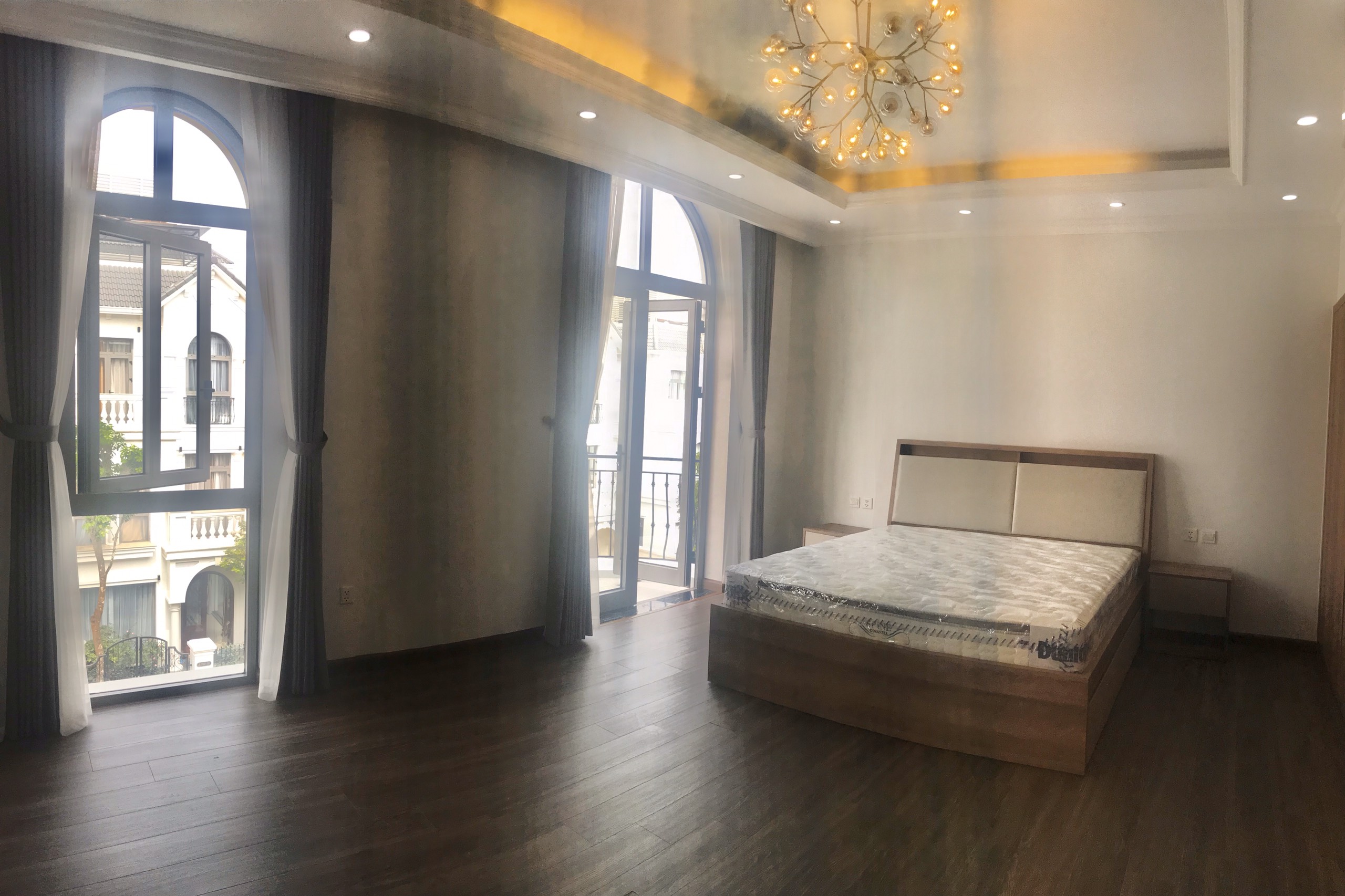 Adjacent villa lake view for rent in Nguyet Que, Vinhomes The Harmony 17