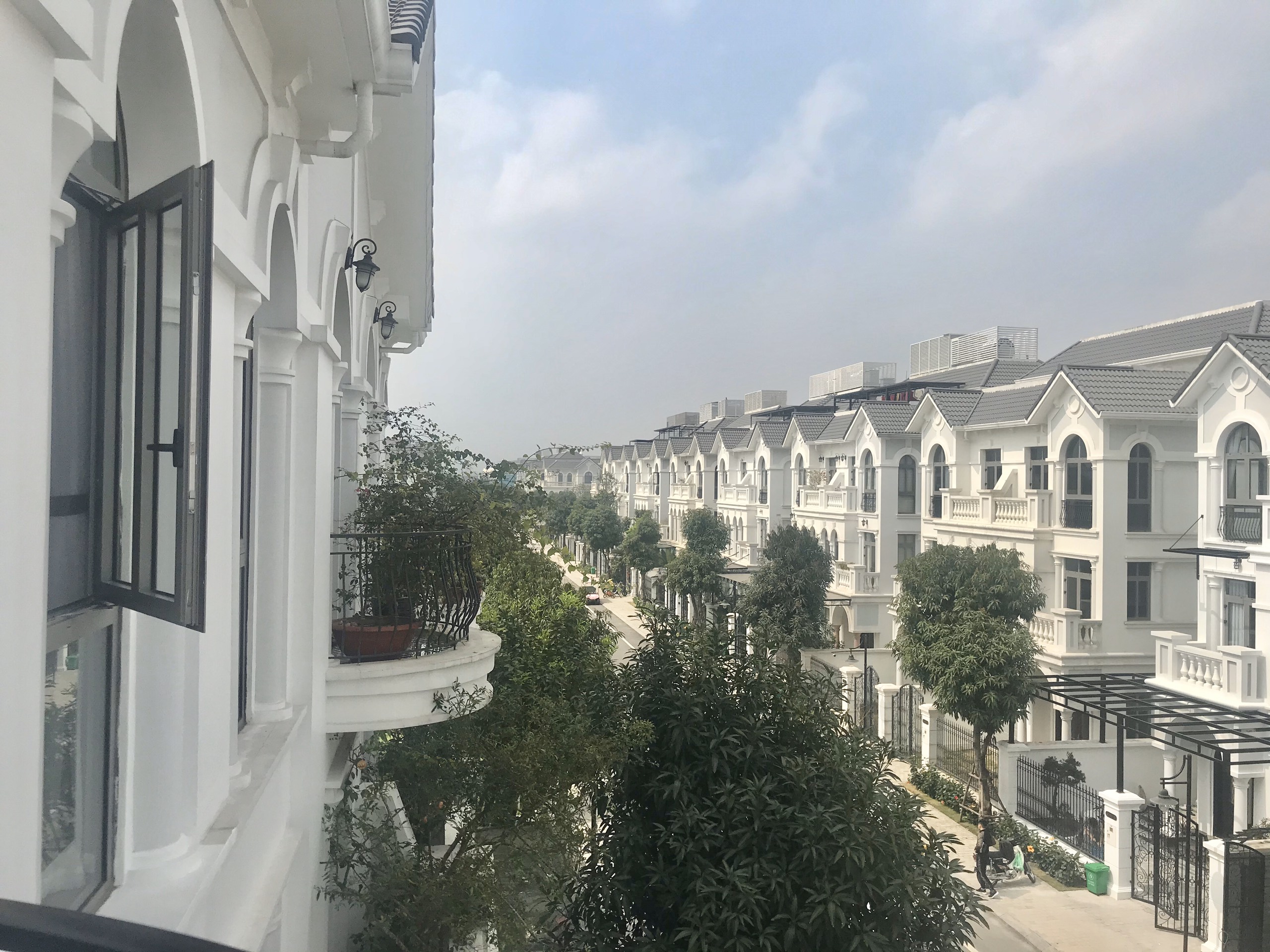 Adjacent villa lake view for rent in Nguyet Que, Vinhomes The Harmony 18