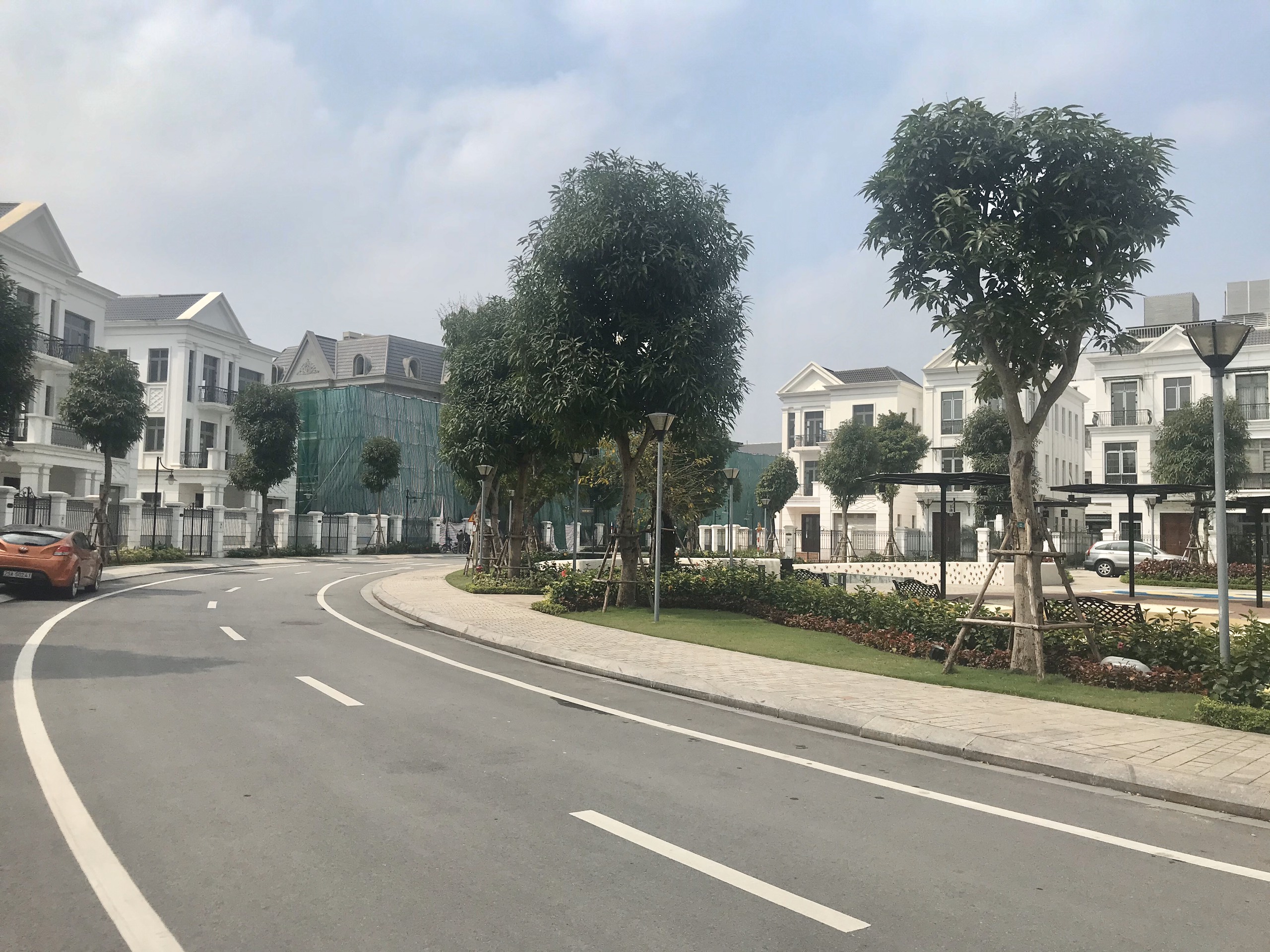 Adjacent villa lake view for rent in Nguyet Que, Vinhomes The Harmony 6