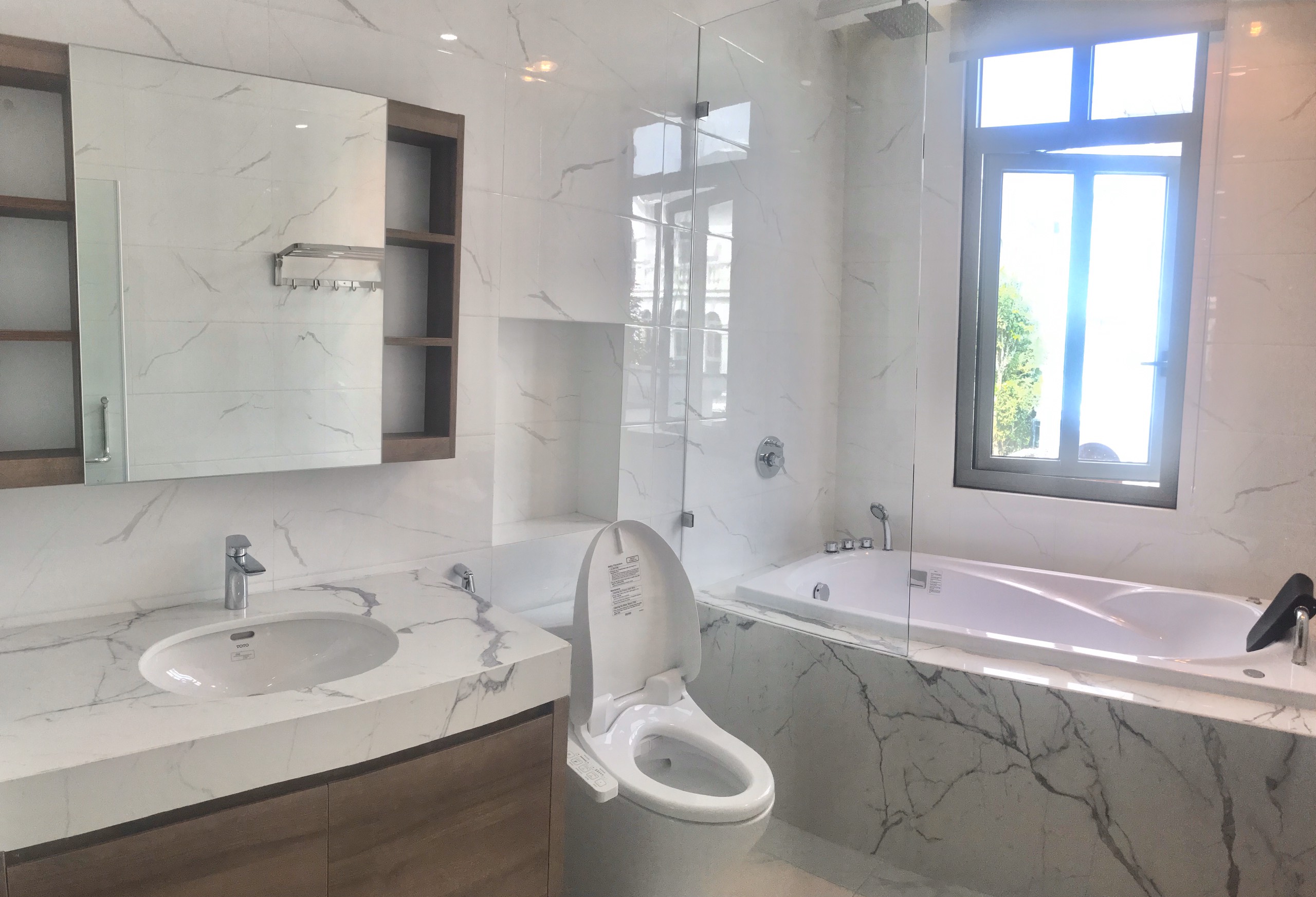 Adjacent villa lake view for rent in Nguyet Que, Vinhomes The Harmony 9