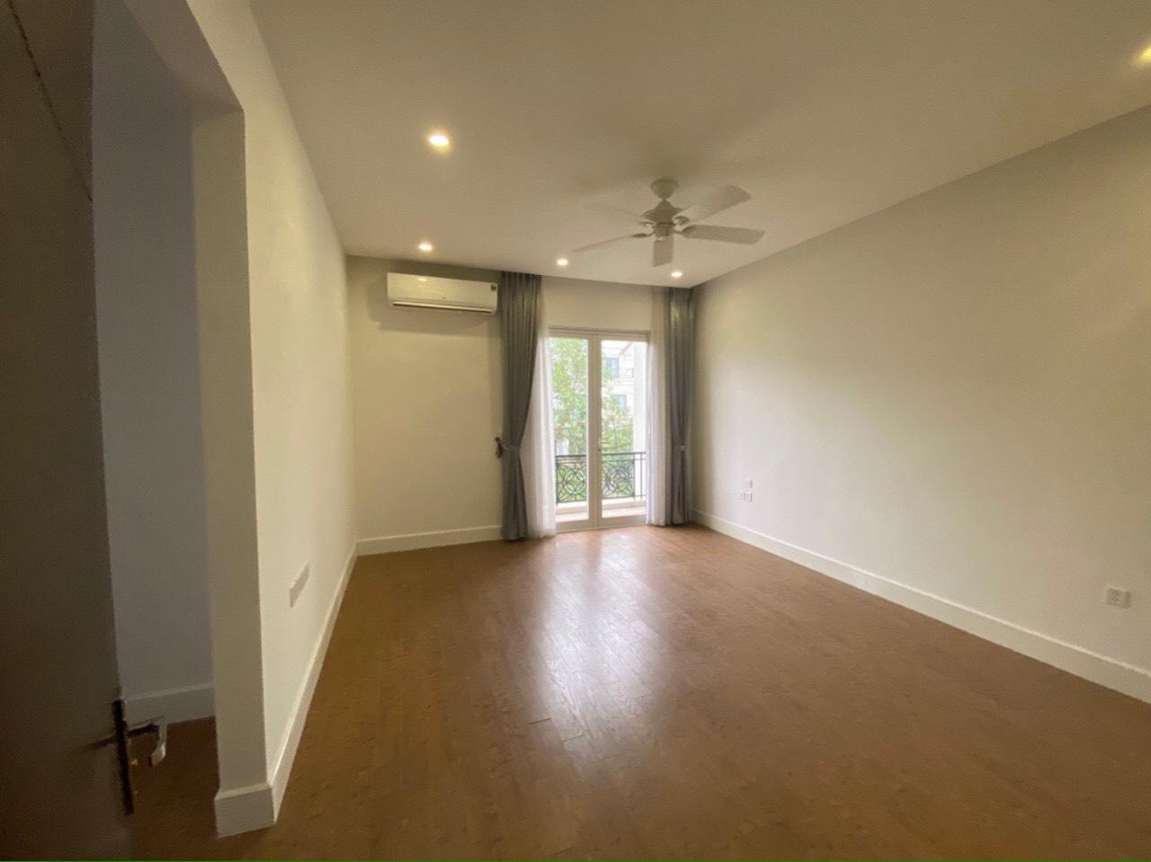 AFFORDABLE PARTLY FURNISHED VINHOMES RIVERSIDE VILLA CLOSE TO BIS AND GOLF PRACTICE TO LEASE 2