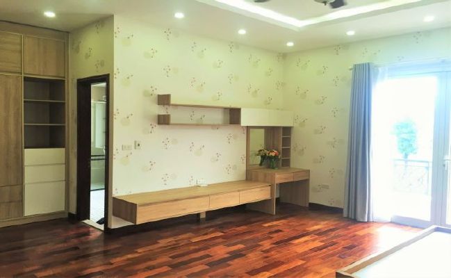 Anh Dao villa in Vinhomes Riverside for lease at 2000 USD 10