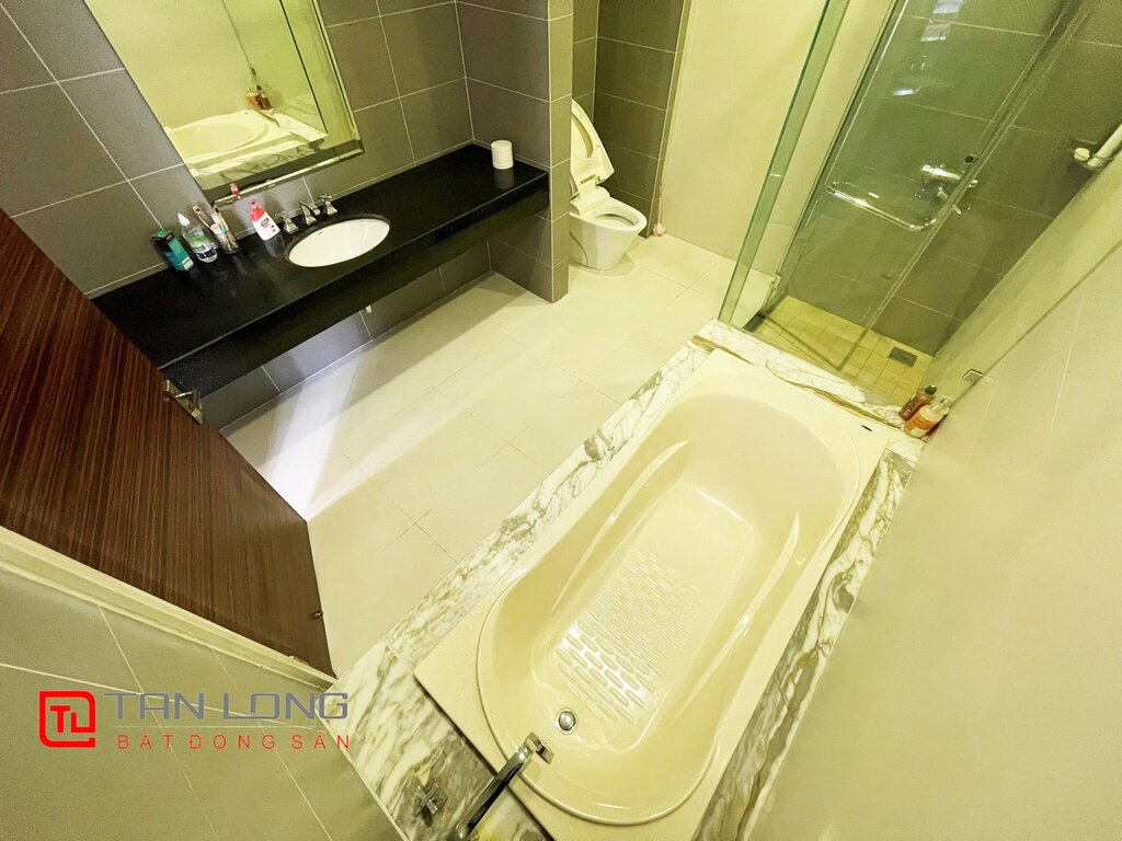 Beautiful Garden Property for rent in Vinhomes Riverside 17