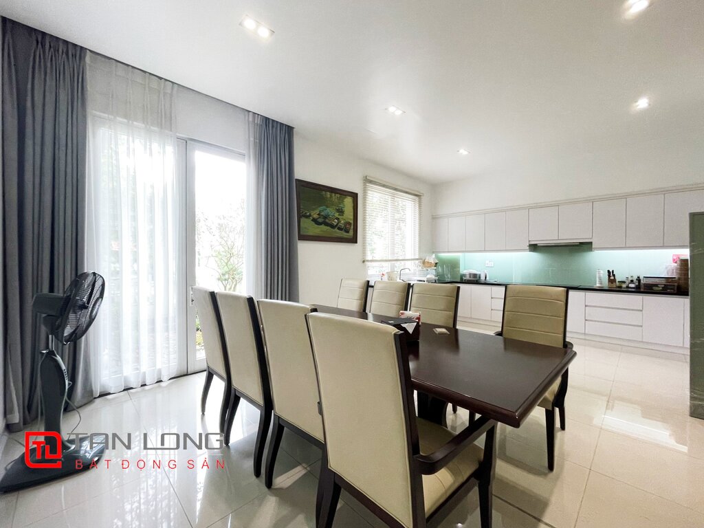 Beautiful Garden Property for rent in Vinhomes Riverside 5