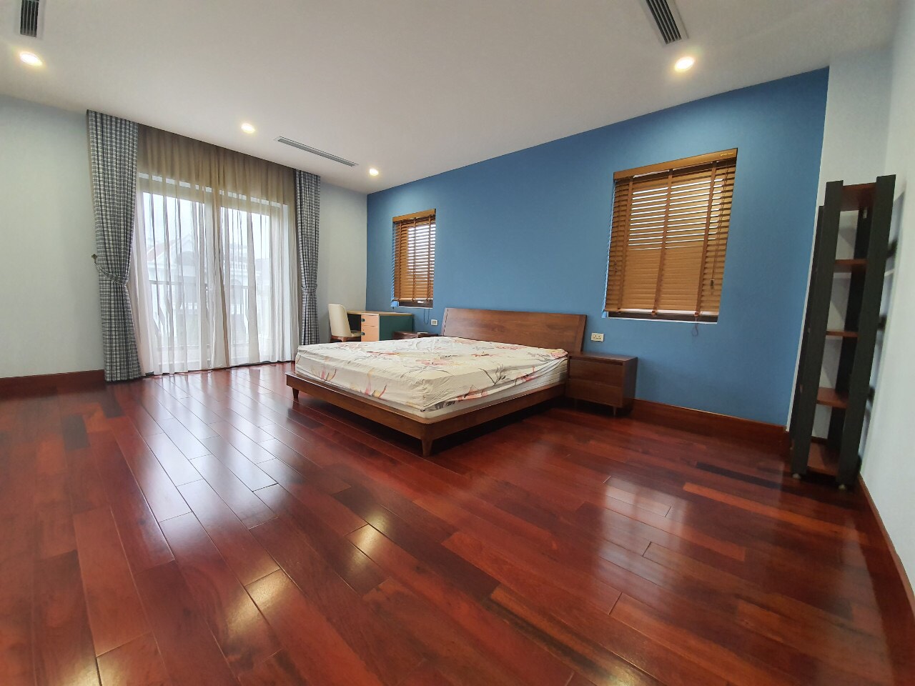 Beautiful villas for rent in Hoa Phuong - VINHOMES RIVERSIDE 4