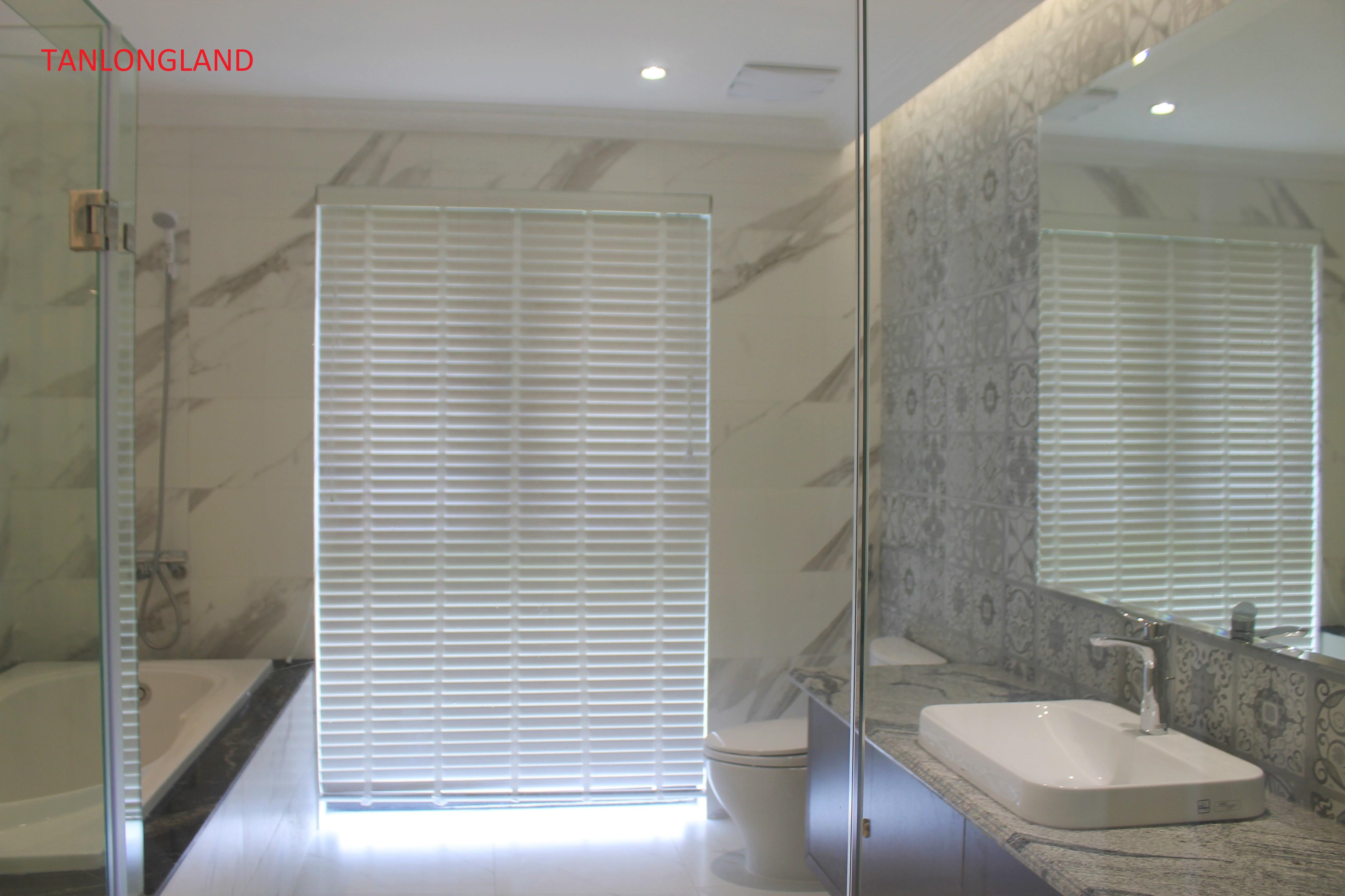 Bright villas for rent in Vinhomes Riverside - Long Bien - Ha Noi 13
