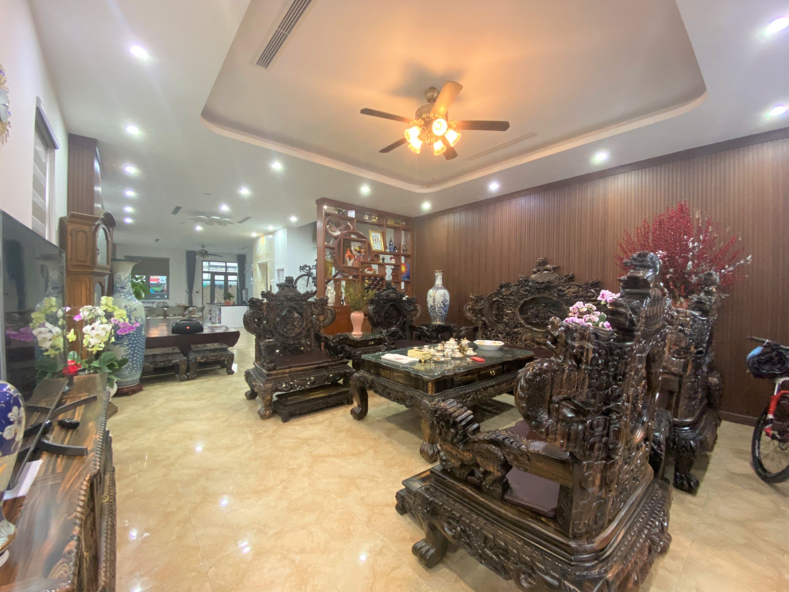 Cho thuê Biệt thự Song lập 4 phòng ngủ có thang máy tại Vinhomes The Harmony 1