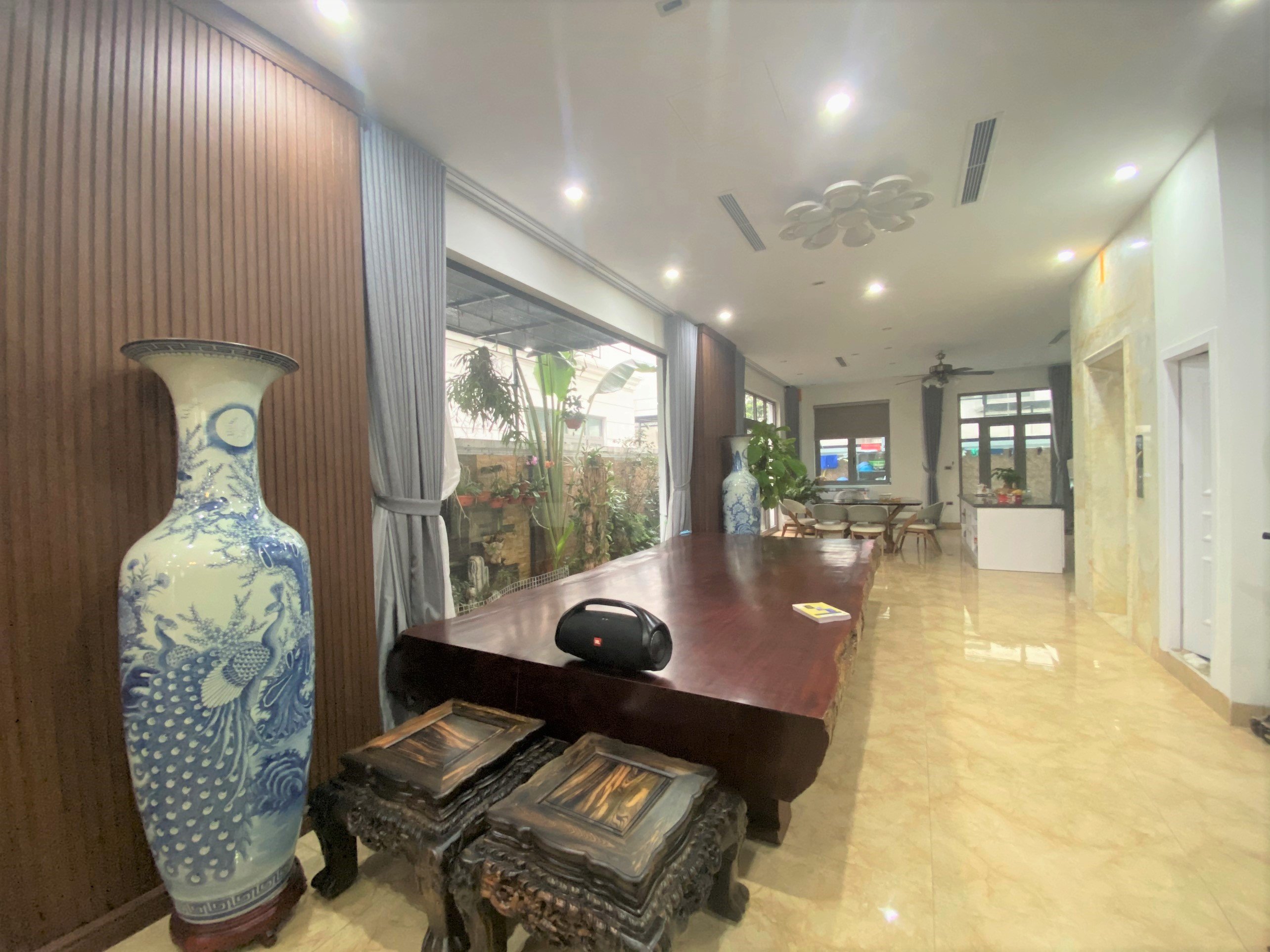 Cho thuê Biệt thự Song lập 4 phòng ngủ có thang máy tại Vinhomes The Harmony 3
