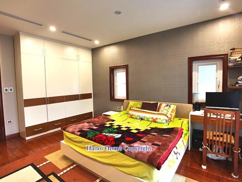 Classic style villa in Vinhomes Riverside for rent 12