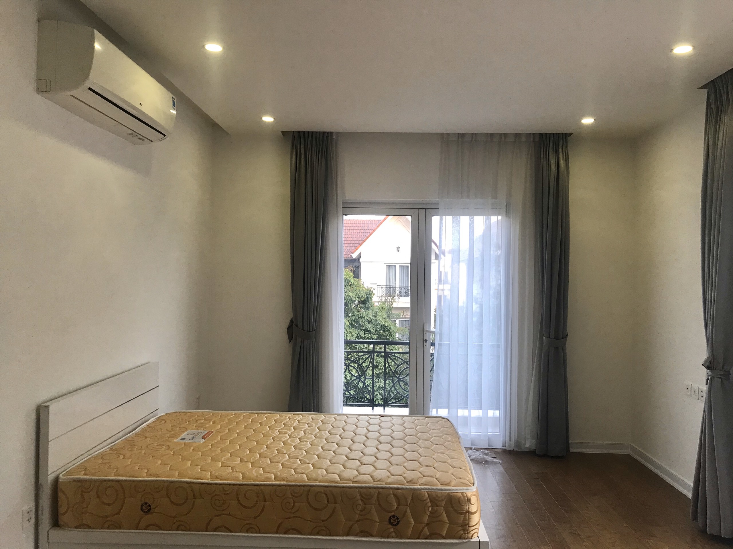 Comodious villas for rent in Hoa Sua 10 - Vinhomes Riverside 20