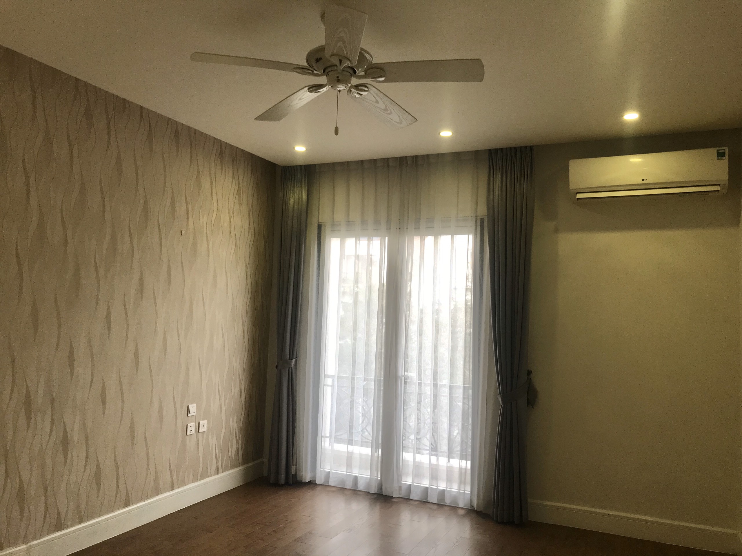 Comodious villas for rent in Hoa Sua 10 - Vinhomes Riverside 7