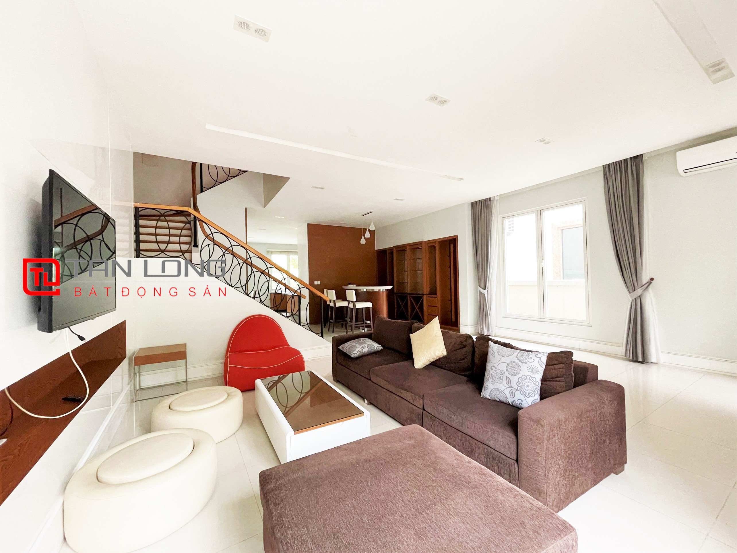 Duplex Villa for rent 280m2 near Vincom Shopping Center at Vinhomes Riverside 1