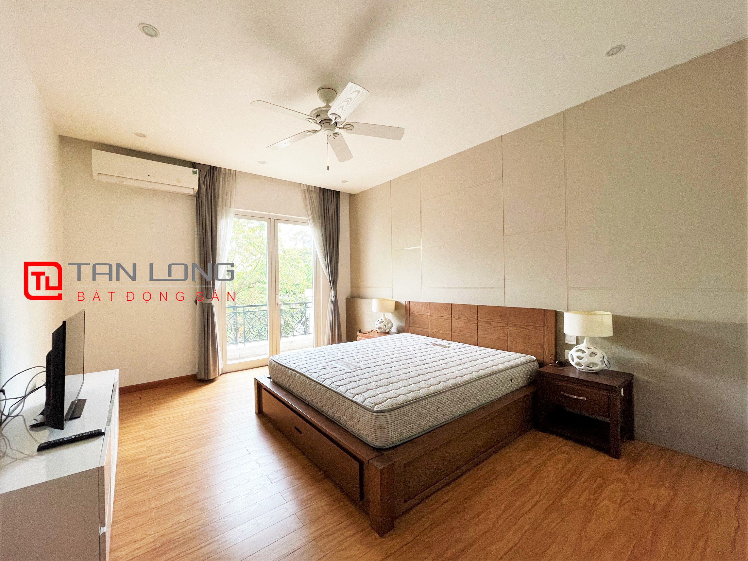 Duplex Villa for rent 280m2 near Vincom Shopping Center at Vinhomes Riverside 10