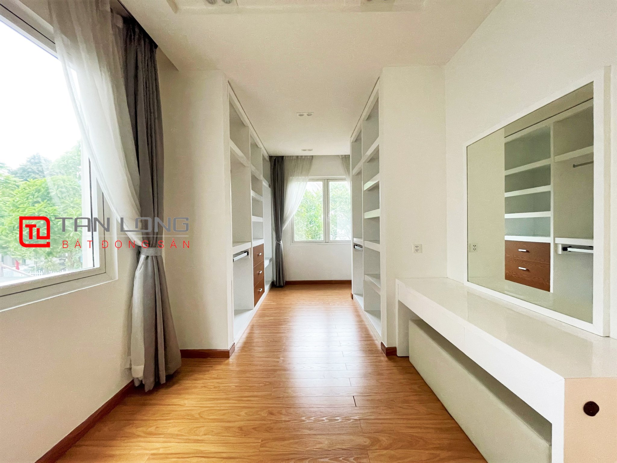 Duplex Villa for rent 280m2 near Vincom Shopping Center at Vinhomes Riverside 12
