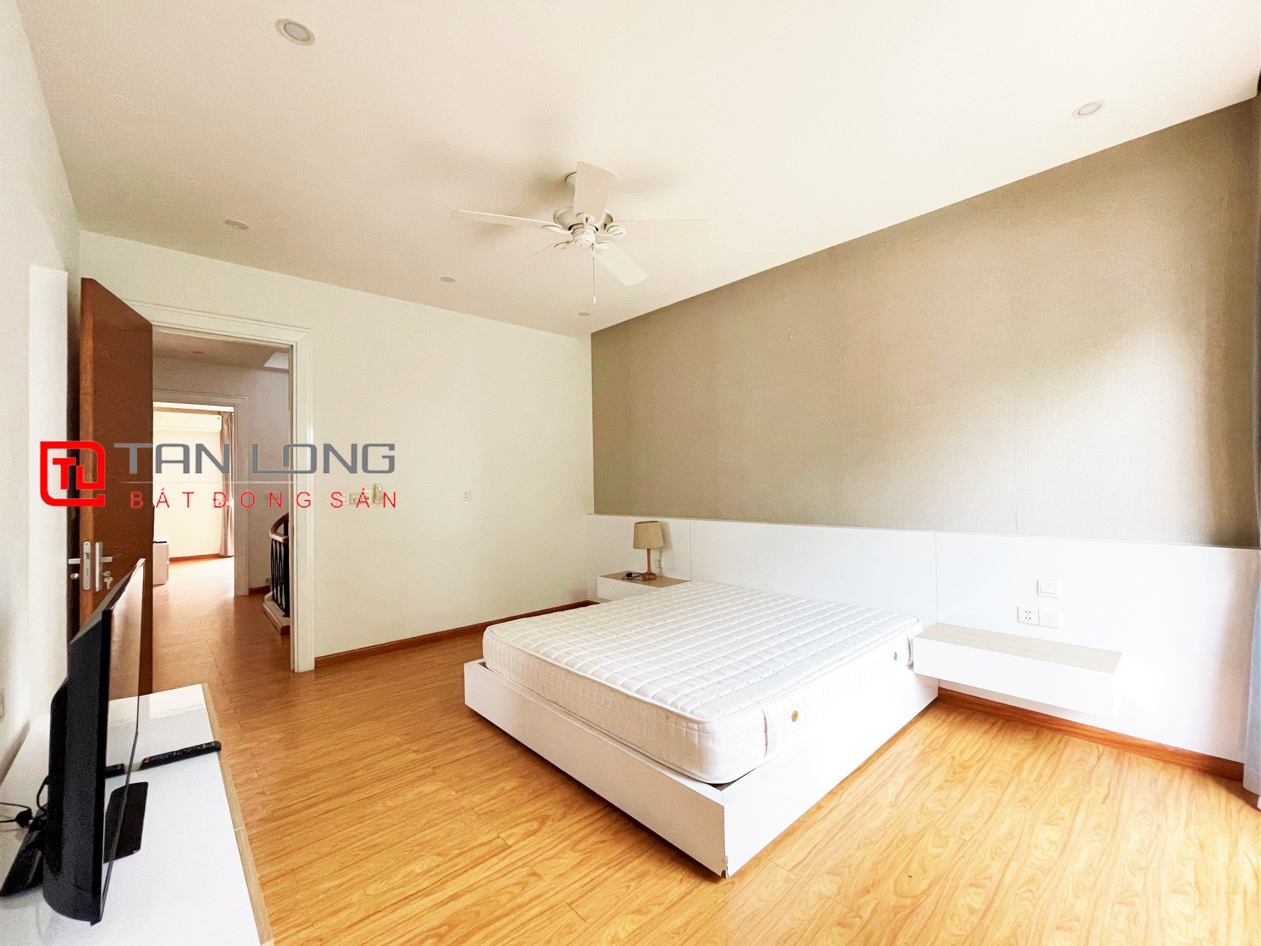 Duplex Villa for rent 280m2 near Vincom Shopping Center at Vinhomes Riverside 13