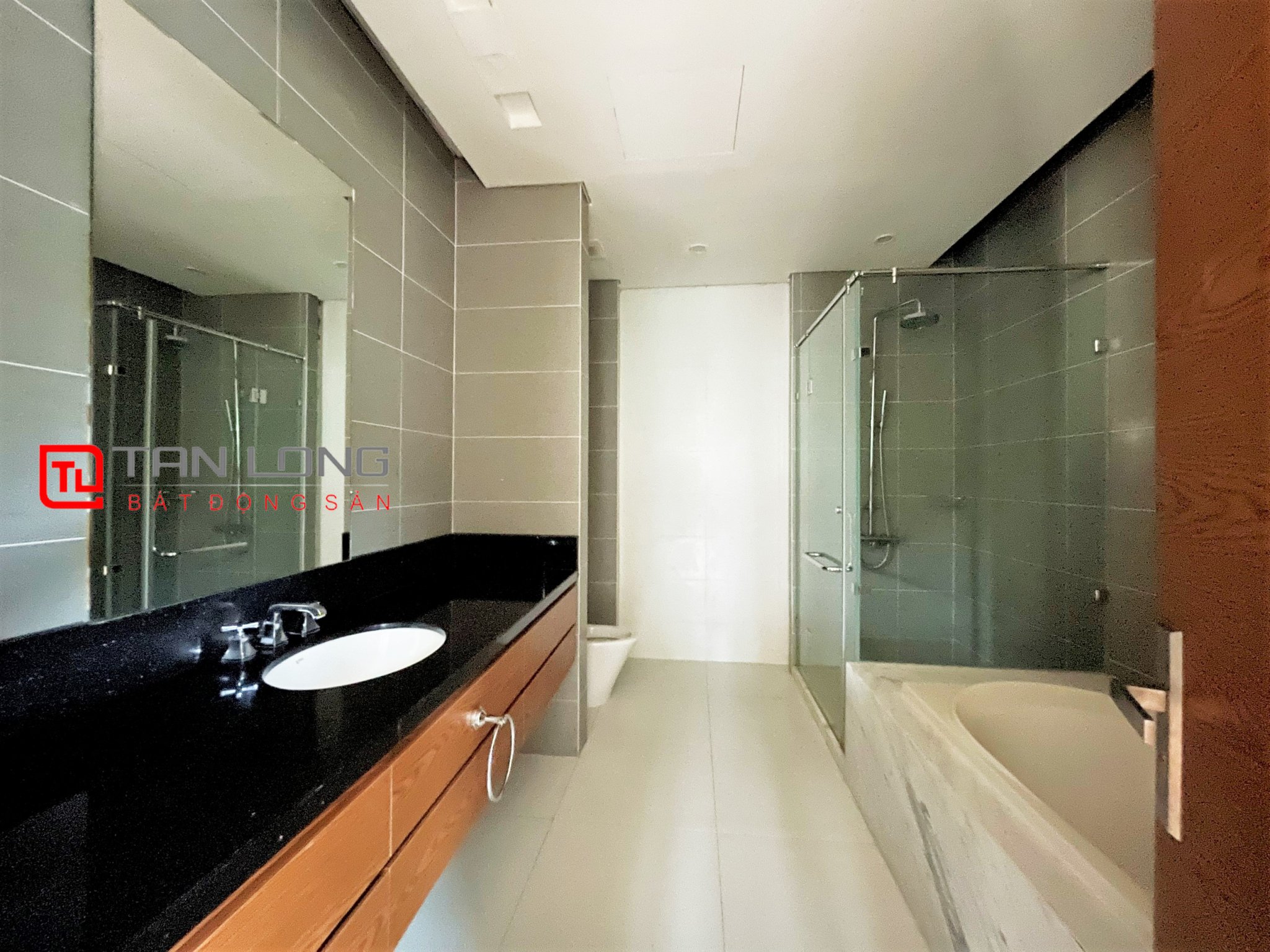Duplex Villa for rent 280m2 near Vincom Shopping Center at Vinhomes Riverside 16