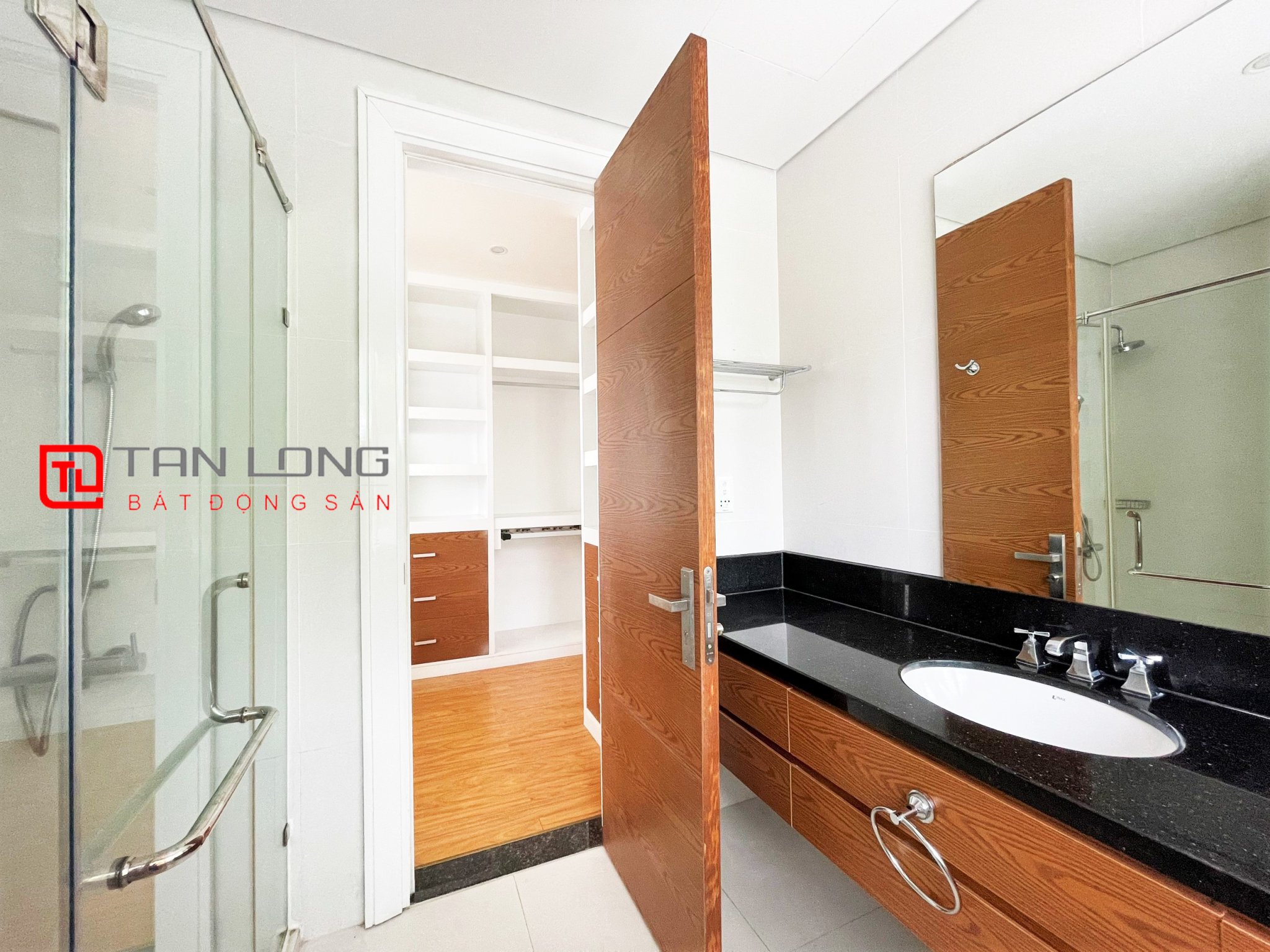 Duplex Villa for rent 280m2 near Vincom Shopping Center at Vinhomes Riverside 17
