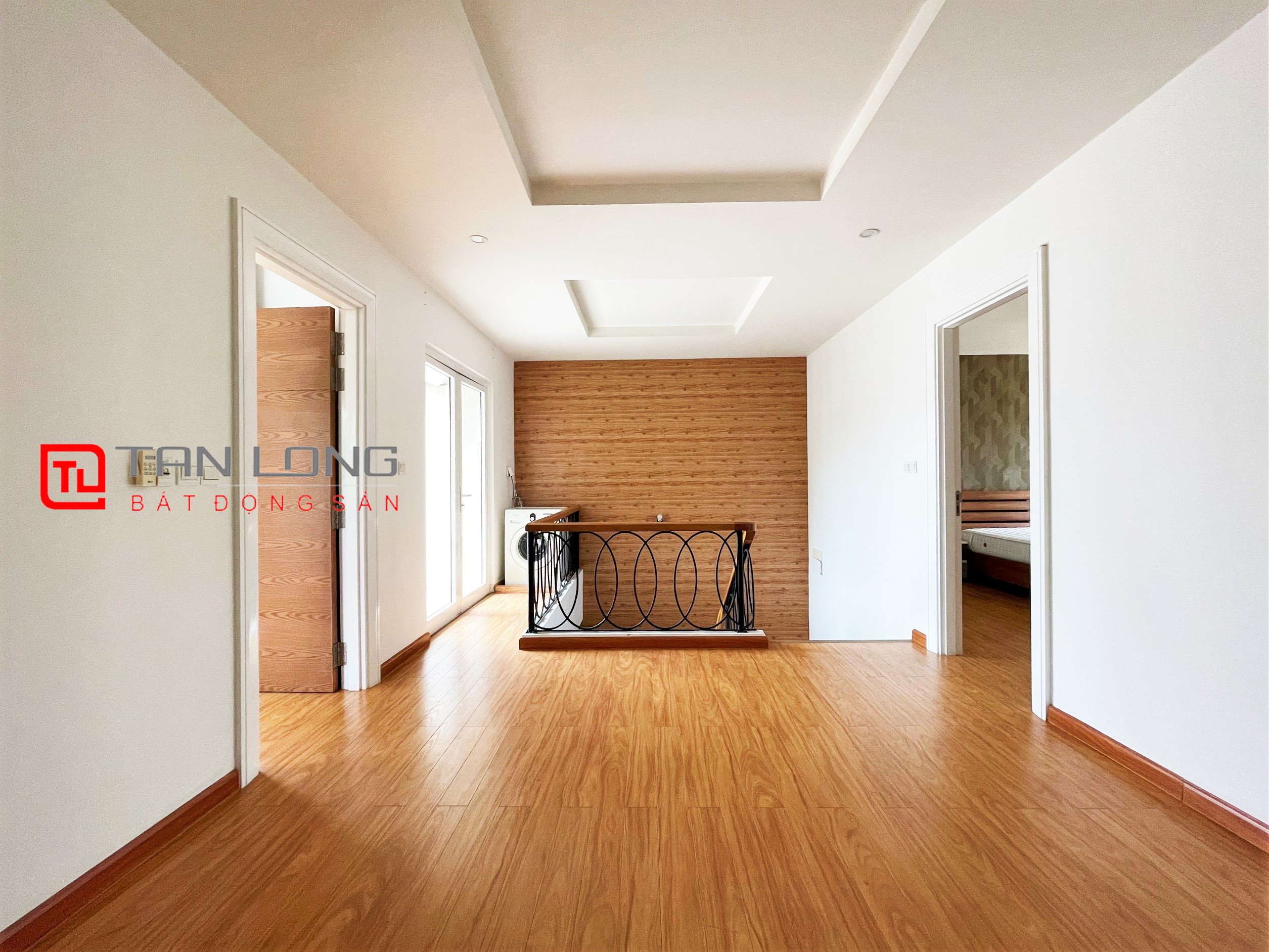 Duplex Villa for rent 280m2 near Vincom Shopping Center at Vinhomes Riverside 18