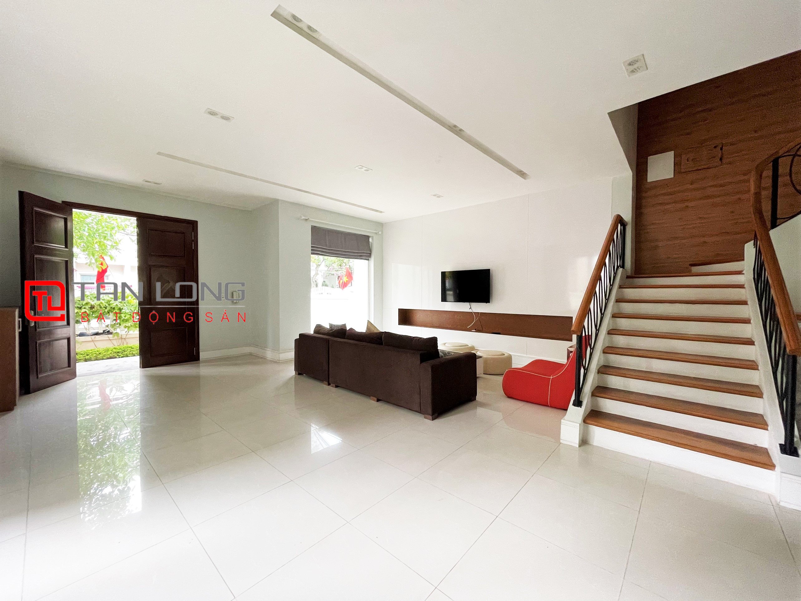 Duplex Villa for rent 280m2 near Vincom Shopping Center at Vinhomes Riverside 2