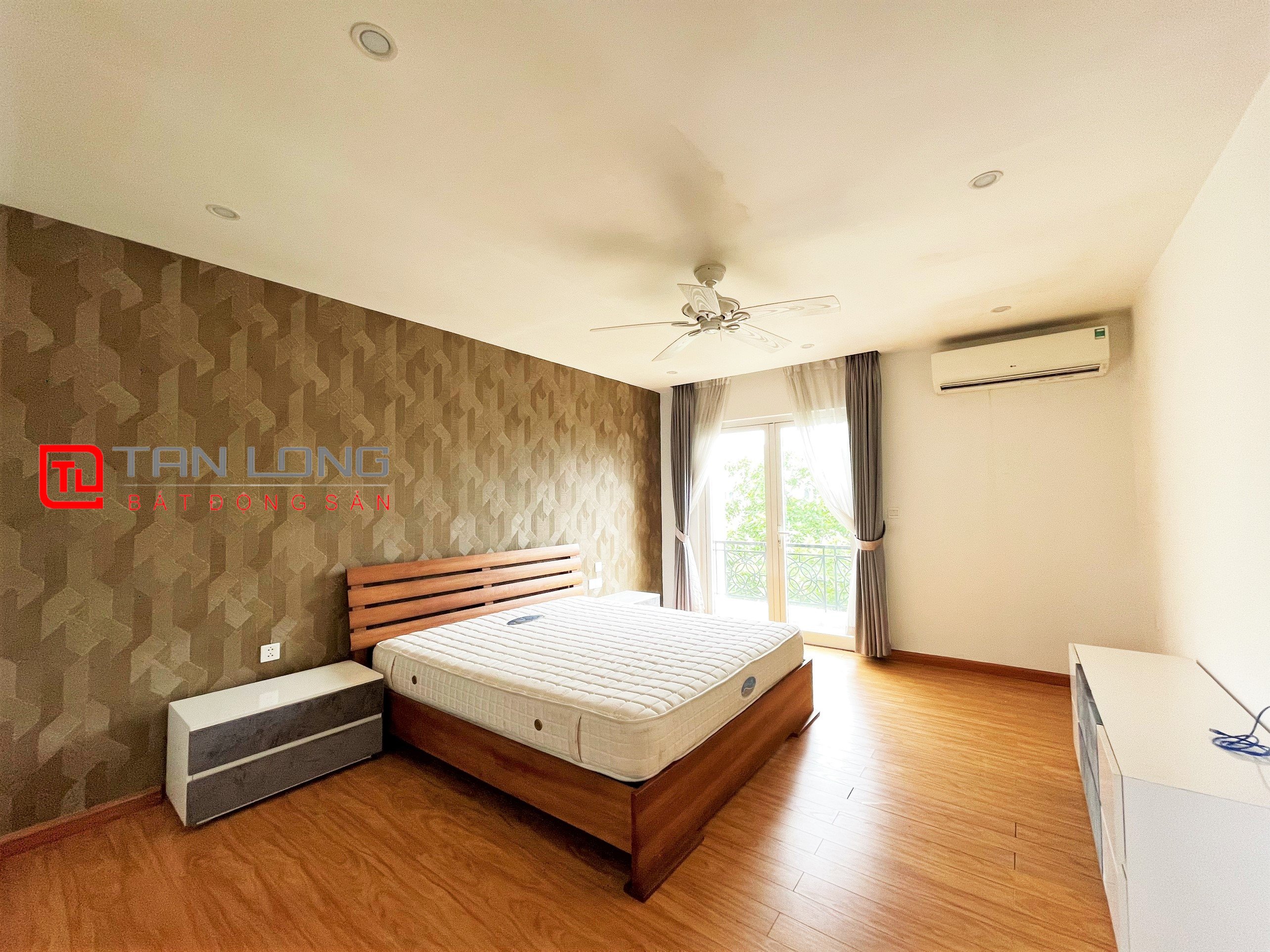 Duplex Villa for rent 280m2 near Vincom Shopping Center at Vinhomes Riverside 21