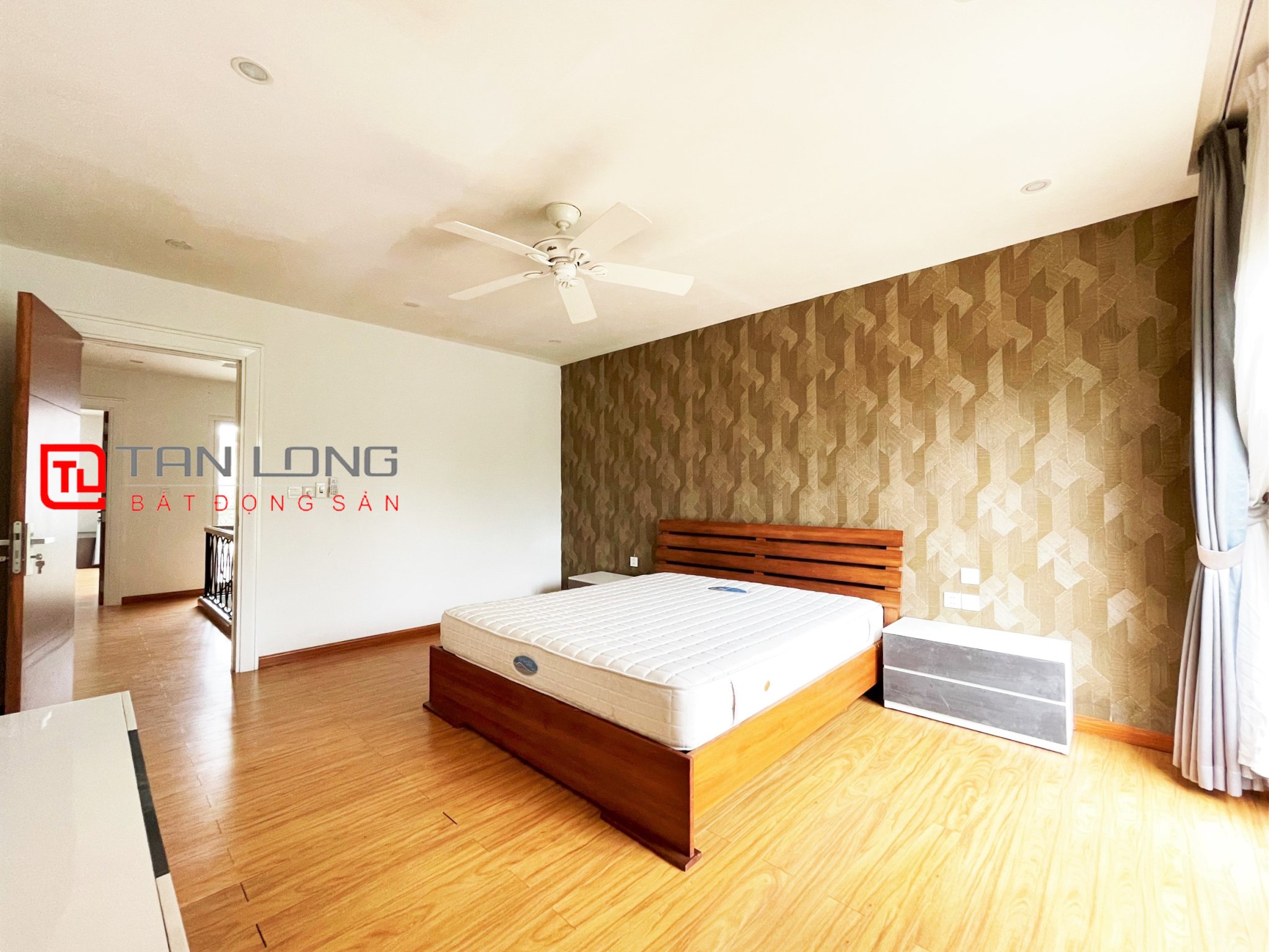 Duplex Villa for rent 280m2 near Vincom Shopping Center at Vinhomes Riverside 22