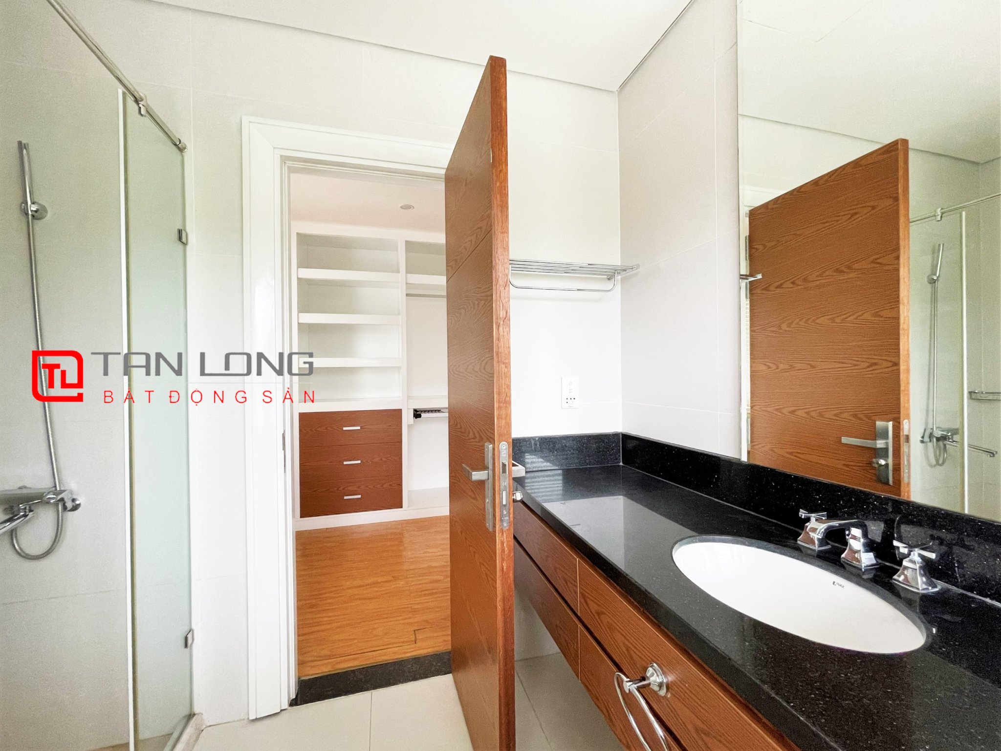 Duplex Villa for rent 280m2 near Vincom Shopping Center at Vinhomes Riverside 24