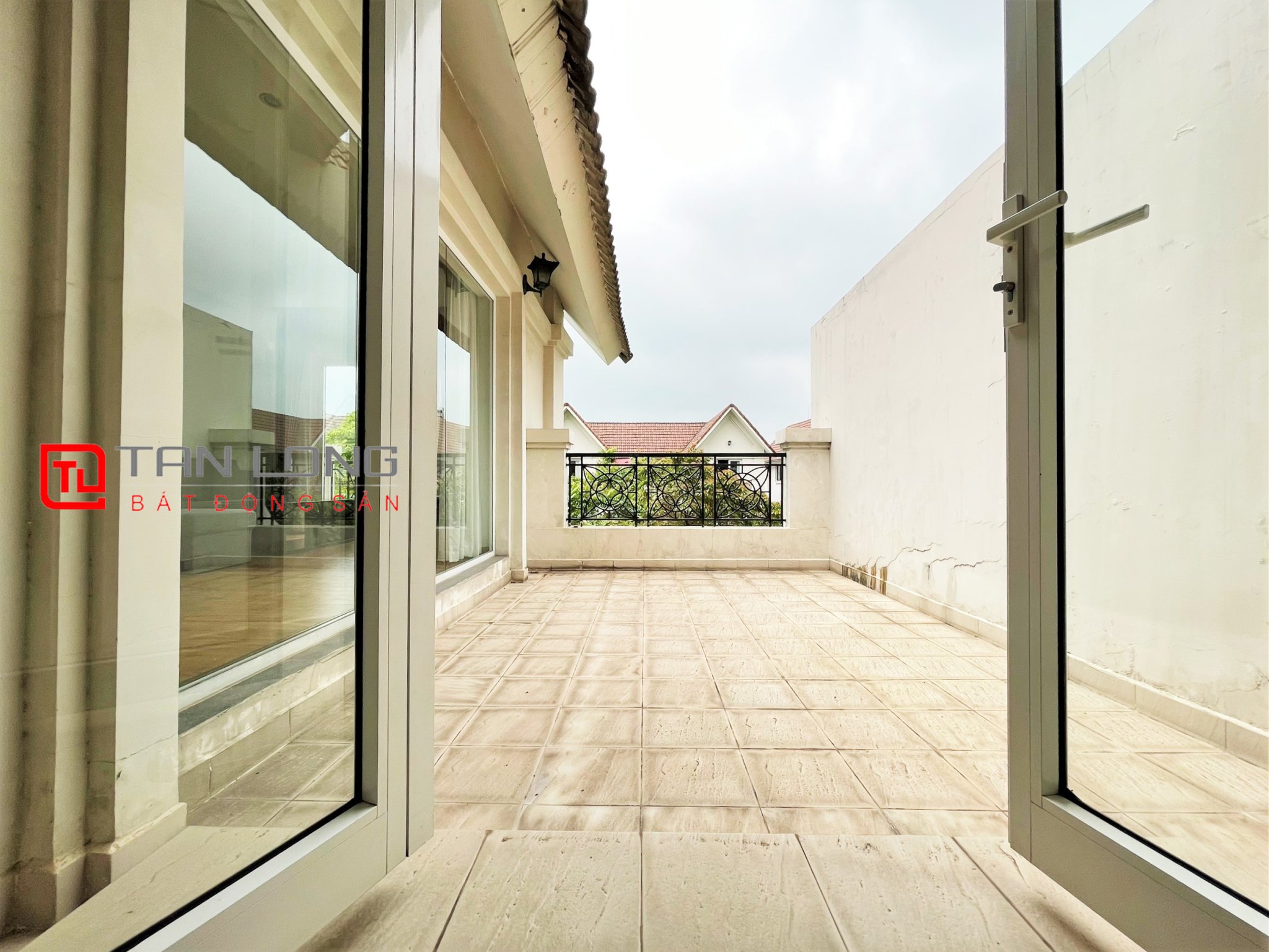 Duplex Villa for rent 280m2 near Vincom Shopping Center at Vinhomes Riverside 25