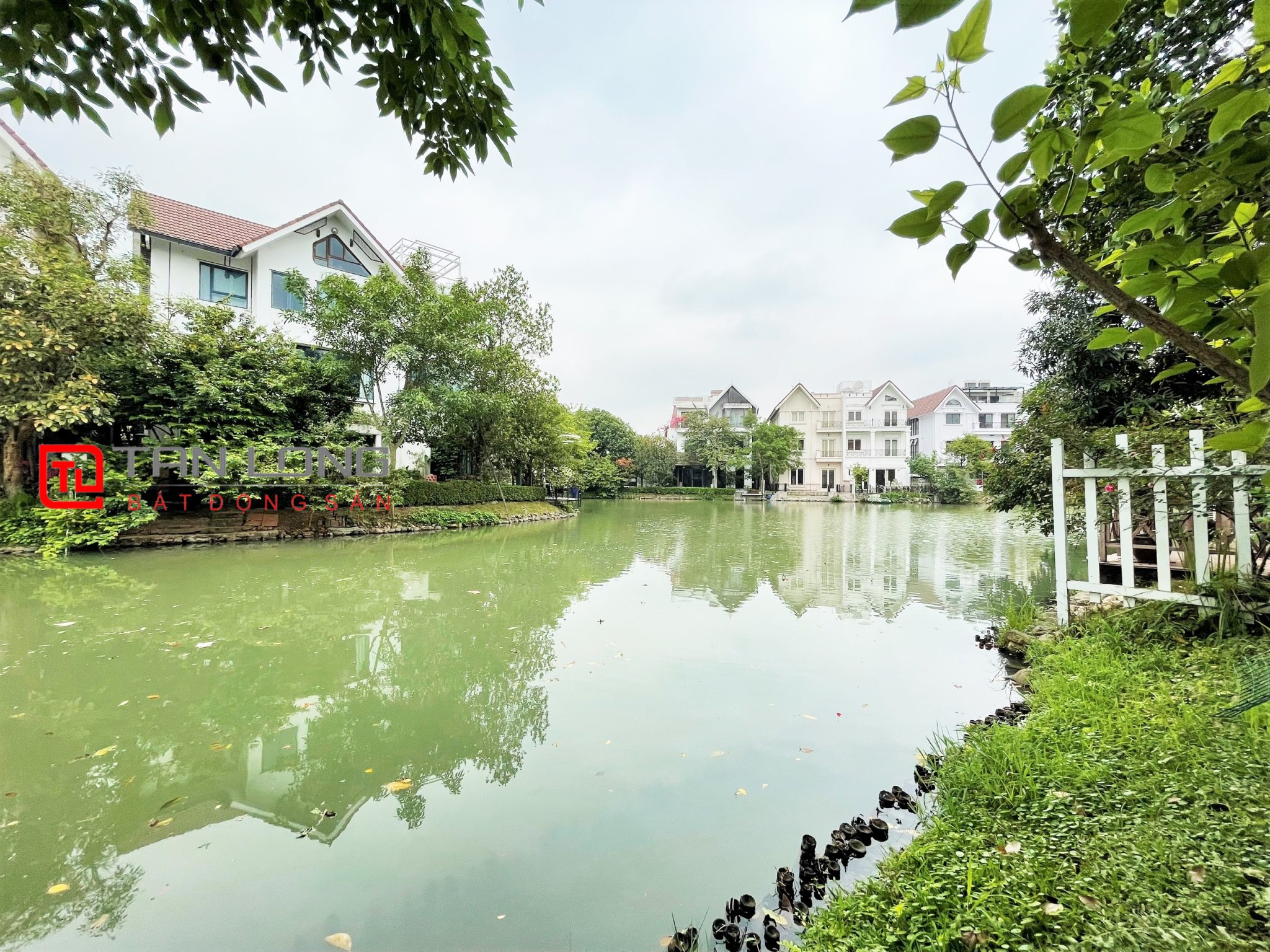 Duplex Villa for rent 280m2 near Vincom Shopping Center at Vinhomes Riverside 27