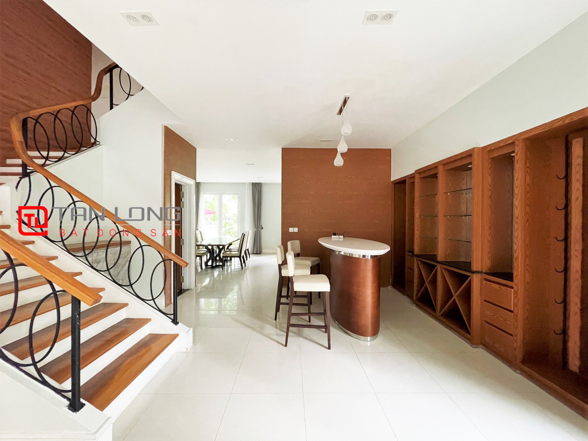 Duplex Villa for rent 280m2 near Vincom Shopping Center at Vinhomes Riverside 5