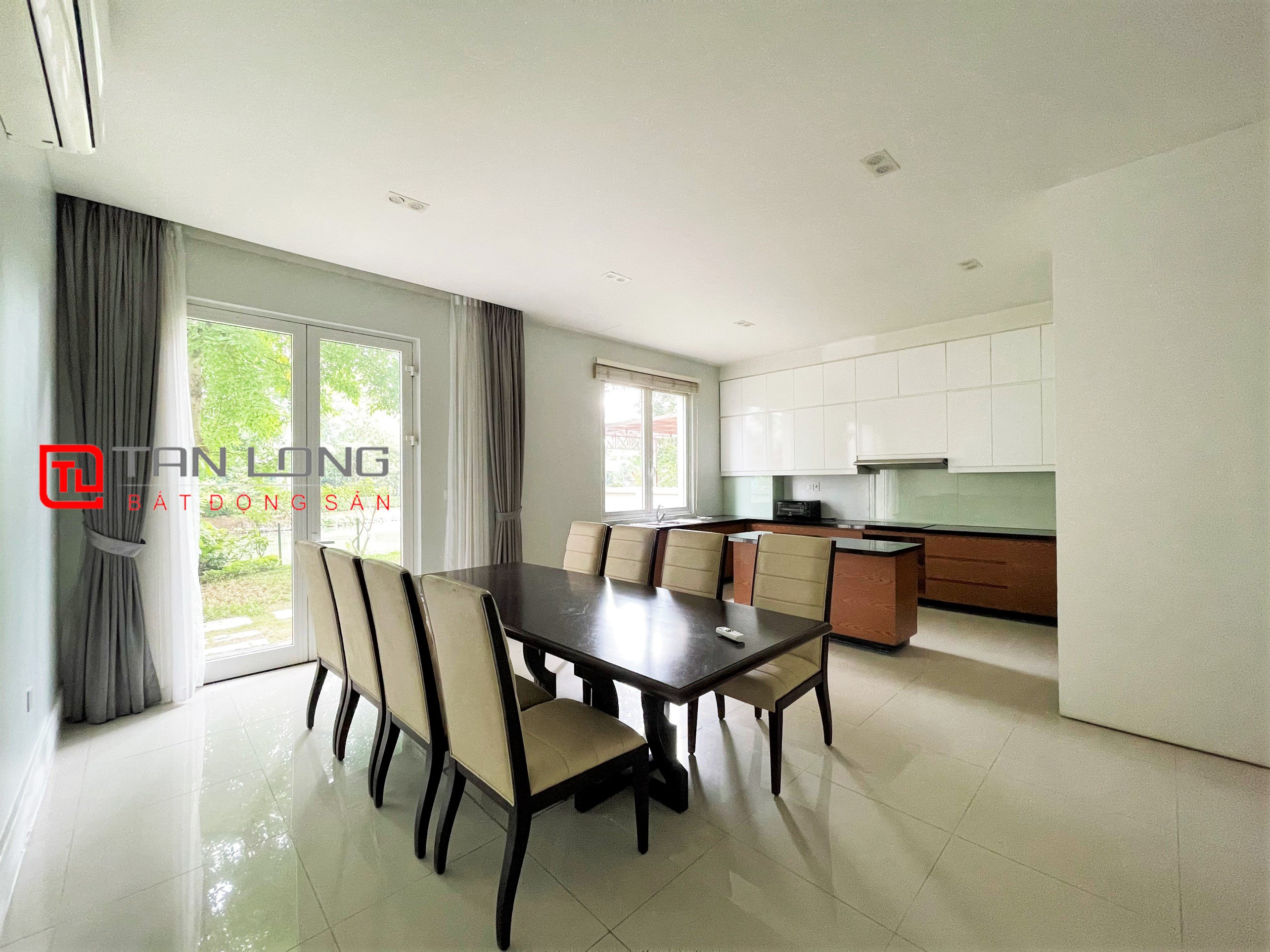 Duplex Villa for rent 280m2 near Vincom Shopping Center at Vinhomes Riverside 6