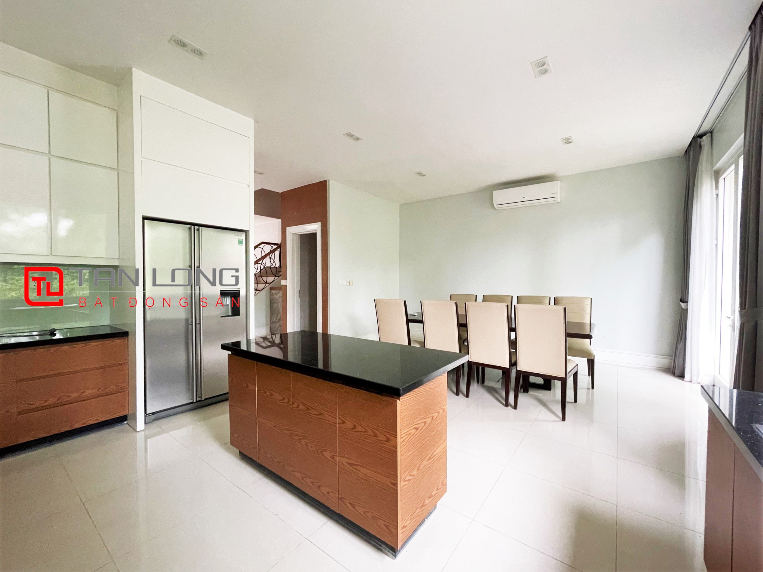 Duplex Villa for rent 280m2 near Vincom Shopping Center at Vinhomes Riverside 7