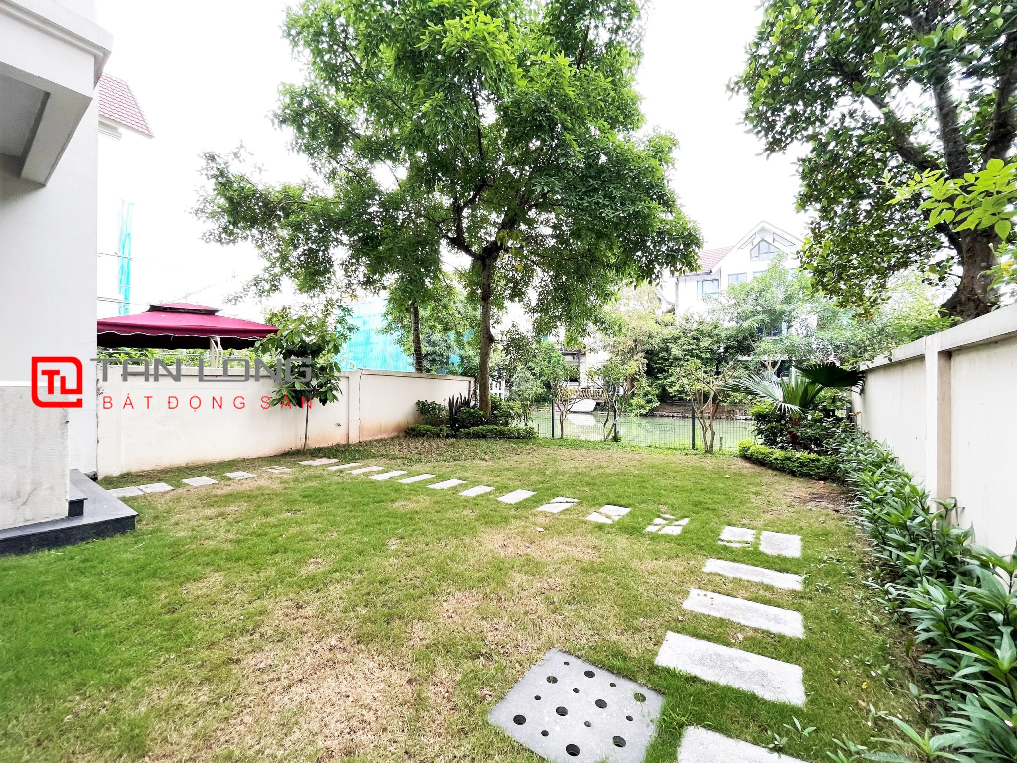 Duplex Villa for rent 280m2 near Vincom Shopping Center at Vinhomes Riverside 8