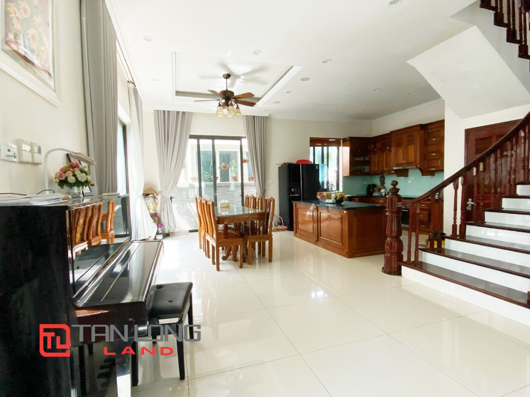 Duplex Villa for rent with 3 Bedrooms near Vincom Shopping Center at Vinhomes Riverside 4