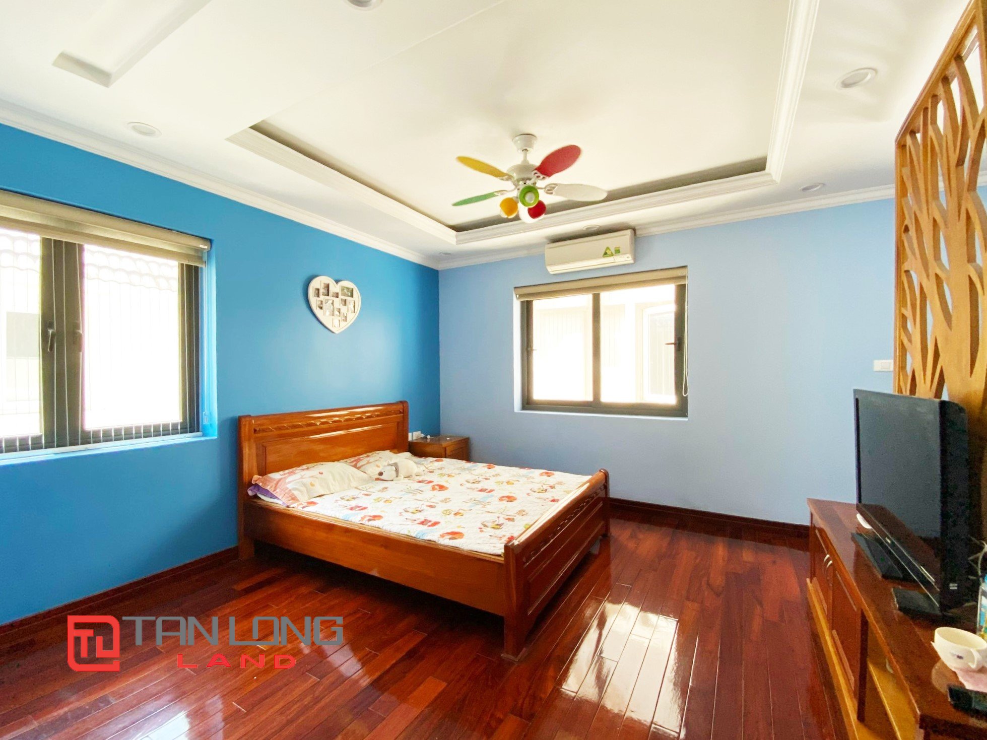 Duplex Villa for rent with 3 Bedrooms near Vincom Shopping Center at Vinhomes Riverside 5