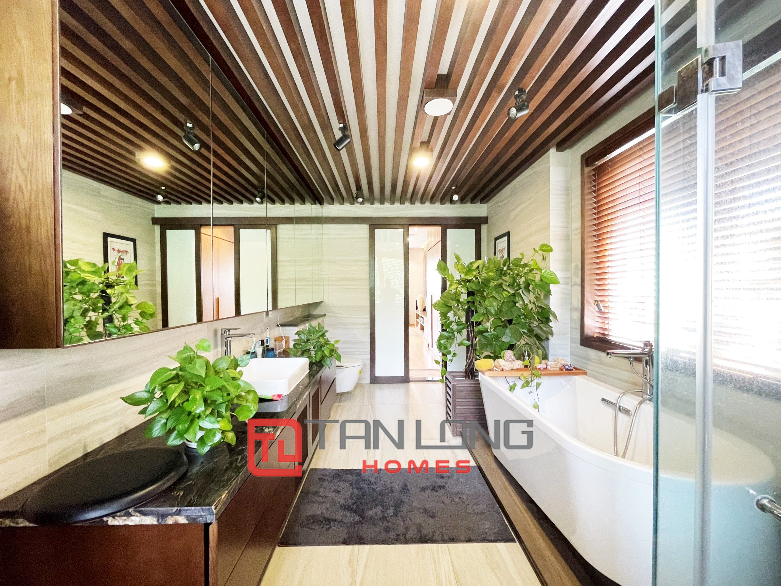 Duplex Villa for rent with 5 Bedrooms, River view in Vinhomes Riverside 12
