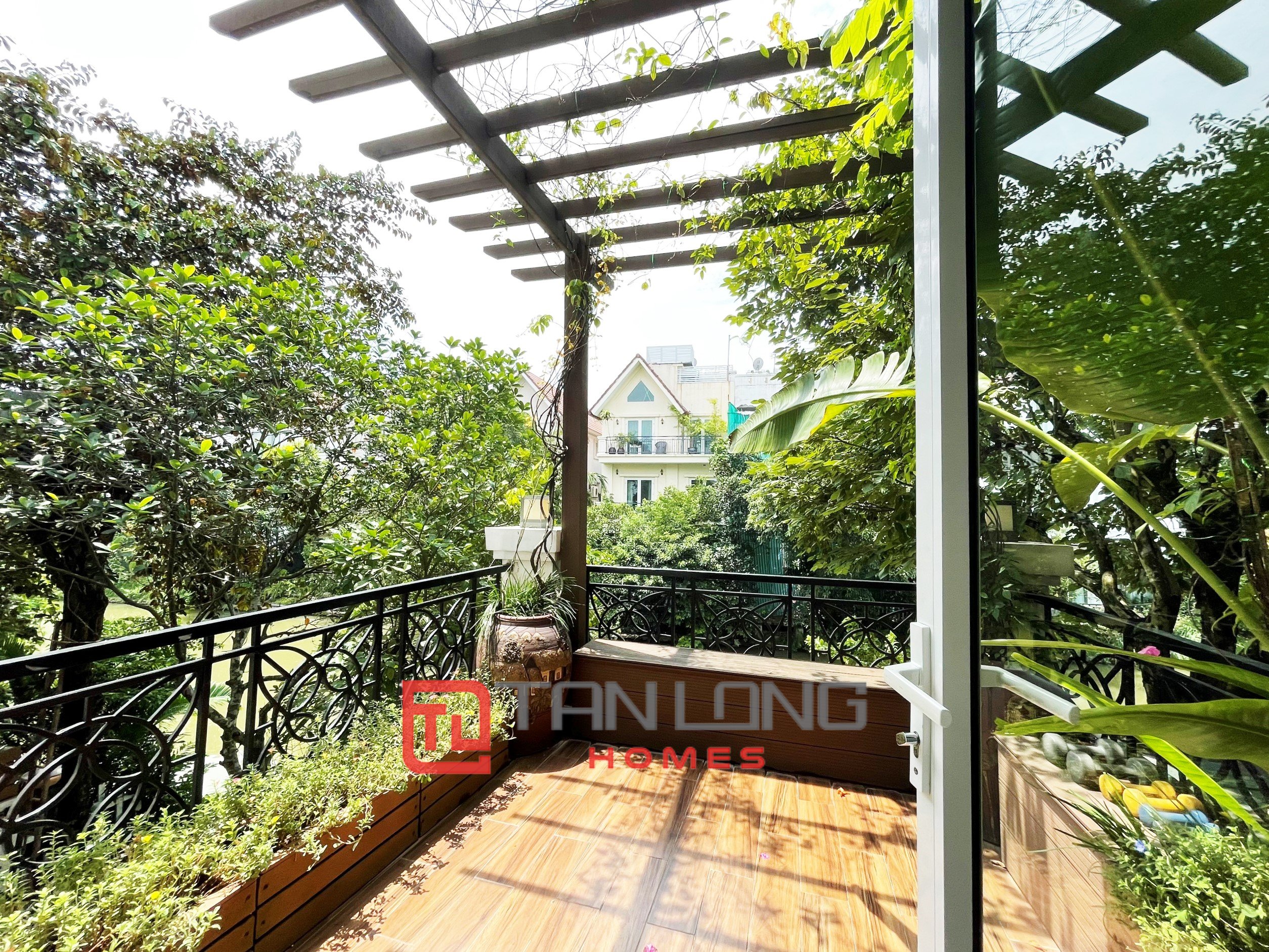 Duplex Villa for rent with 5 Bedrooms, River view in Vinhomes Riverside 15