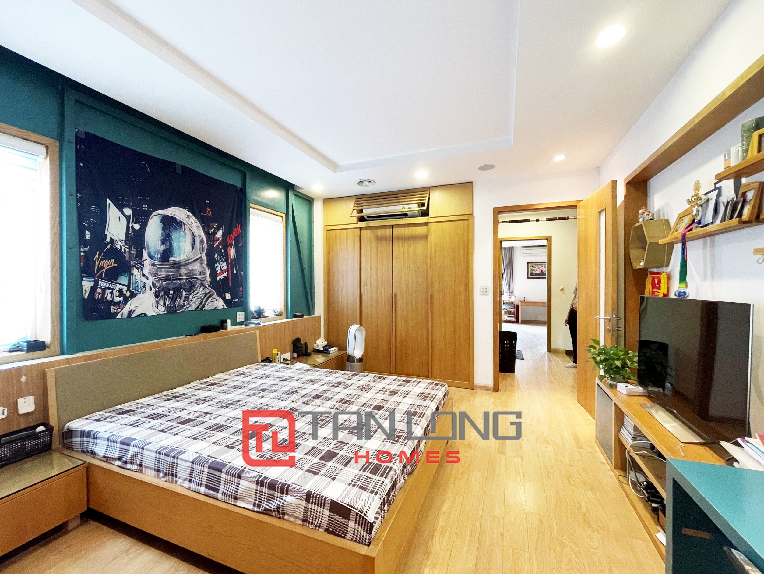 Duplex Villa for rent with 5 Bedrooms, River view in Vinhomes Riverside 17
