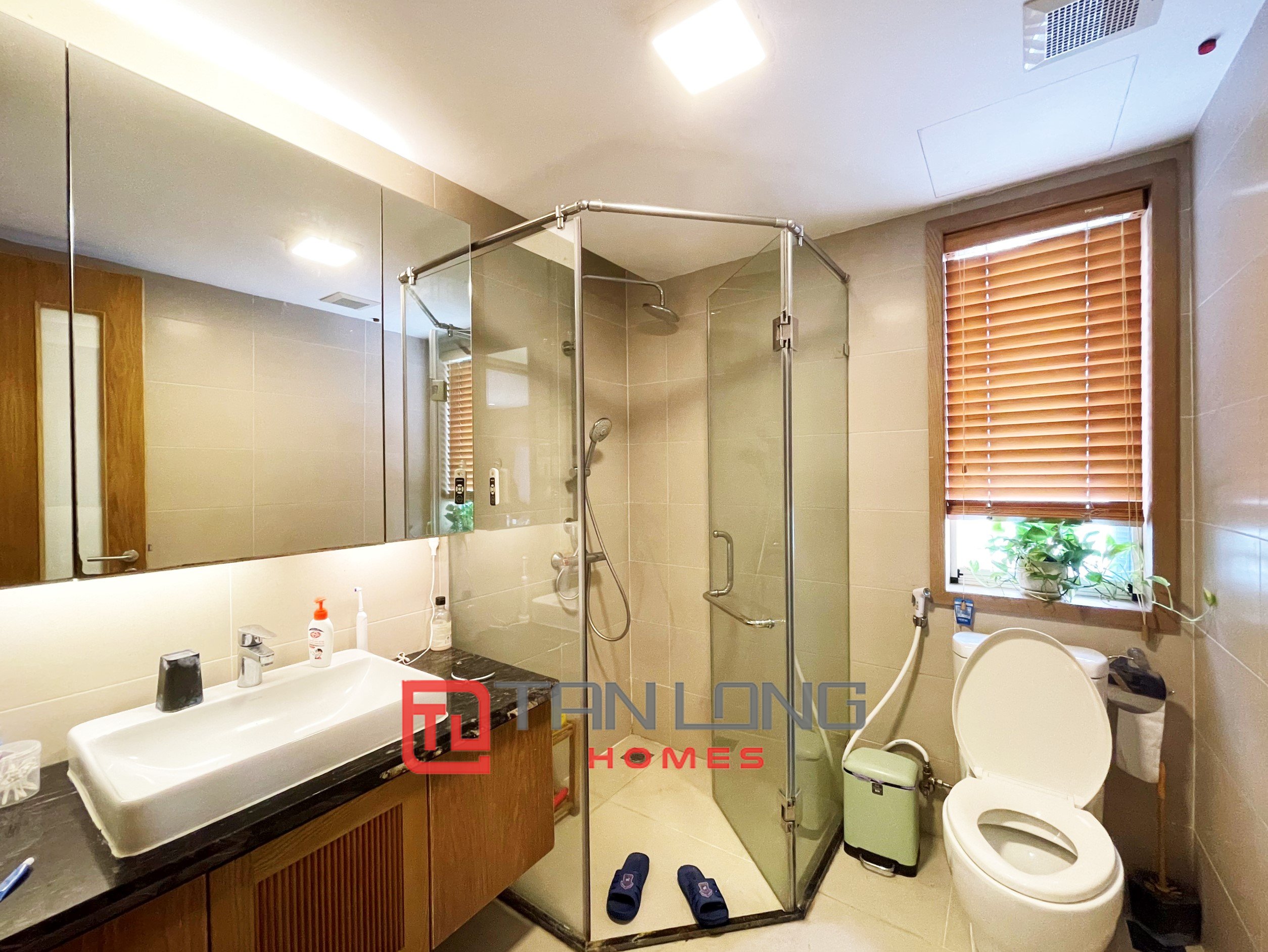 Duplex Villa for rent with 5 Bedrooms, River view in Vinhomes Riverside 18