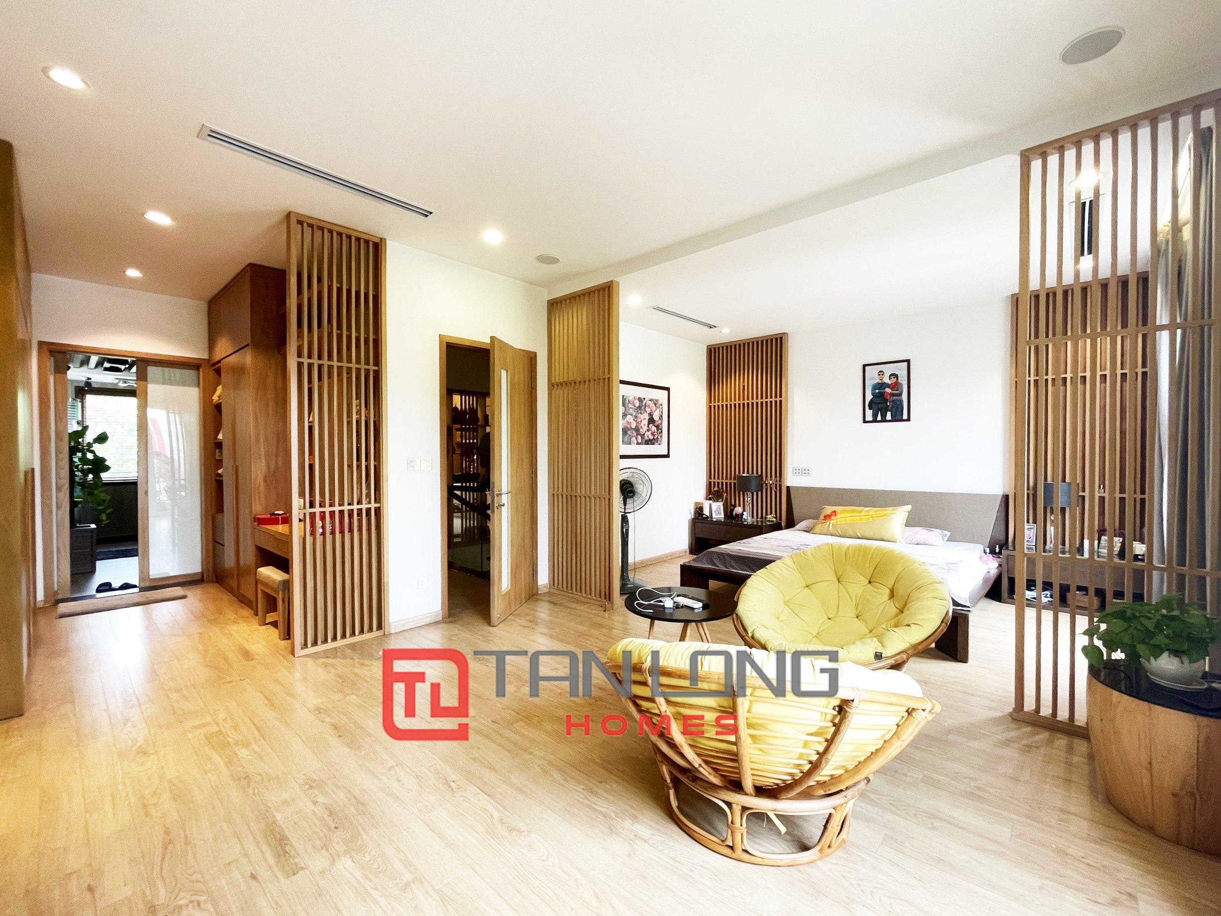 Duplex Villa for rent with 5 Bedrooms, River view in Vinhomes Riverside 9